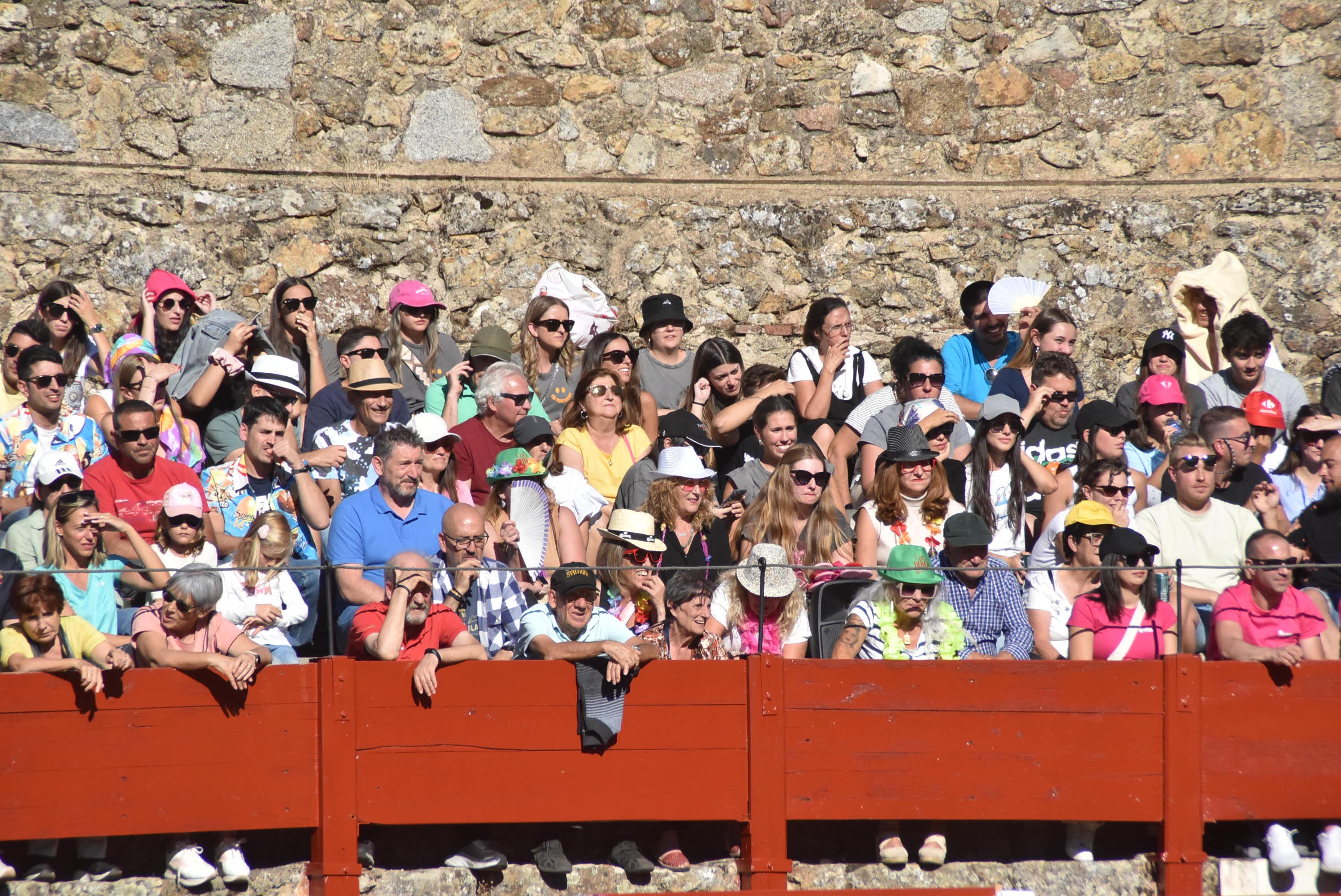 La plaza de toros se queda pequeña en la celebración del Humor Amarillo