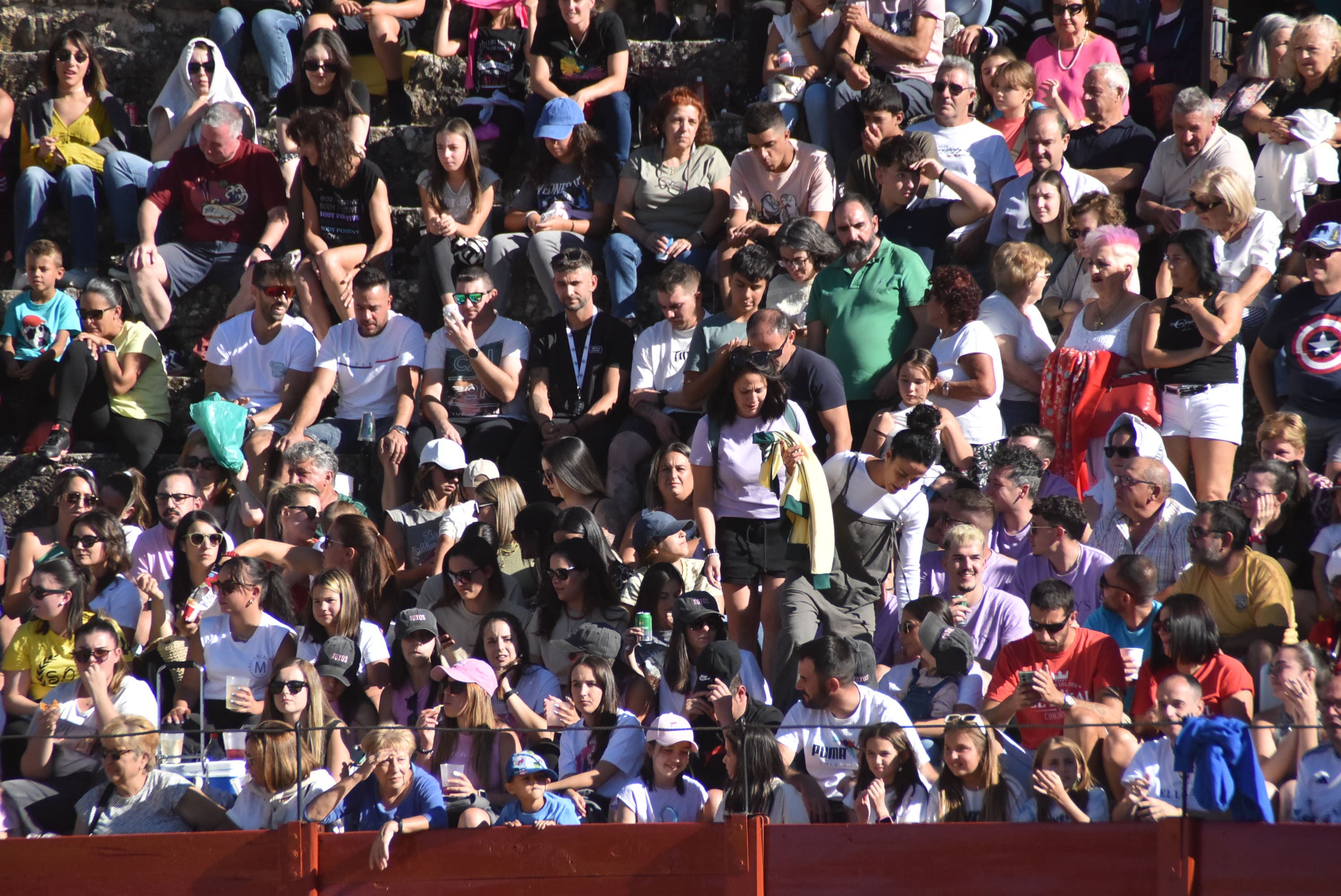 La plaza de toros se queda pequeña en la celebración del Humor Amarillo