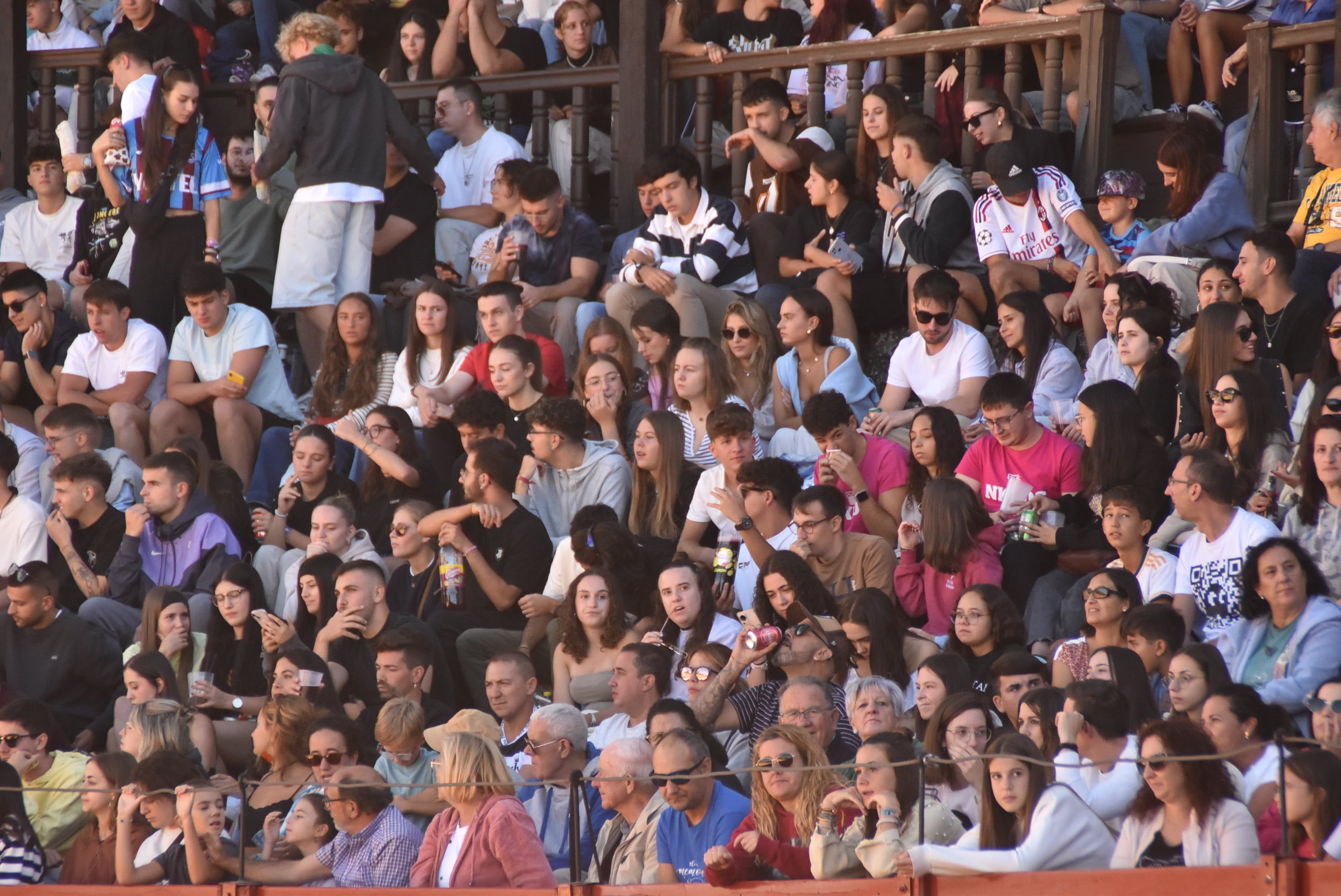 La plaza de toros se queda pequeña en la celebración del Humor Amarillo