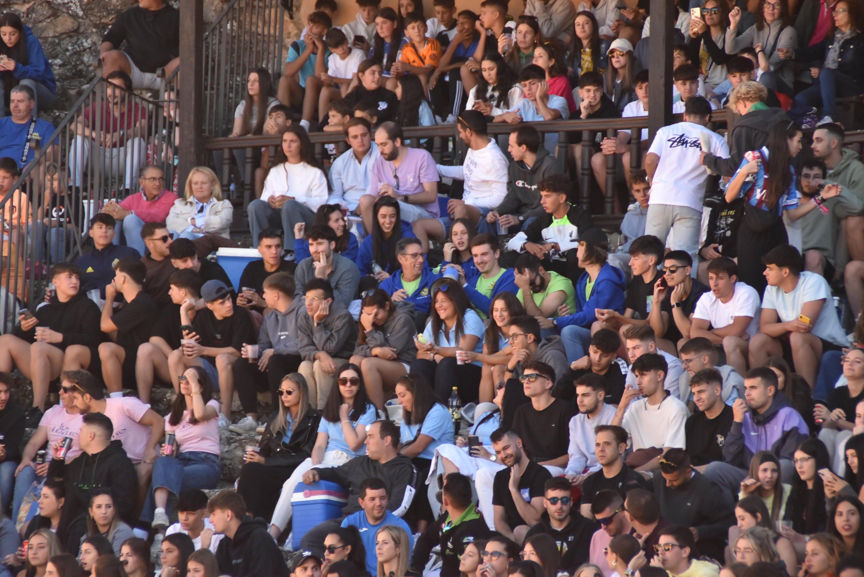 La plaza de toros se queda pequeña en la celebración del Humor Amarillo