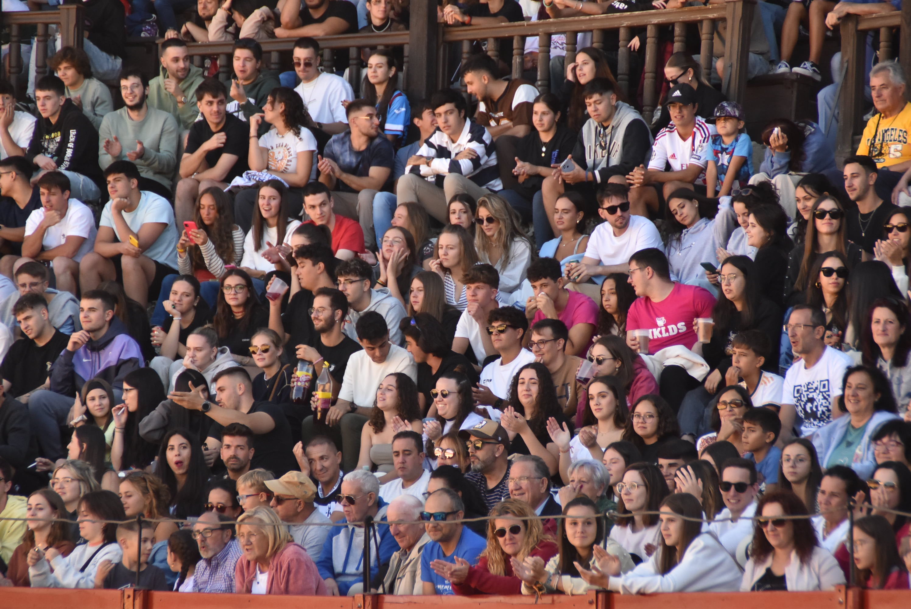 La plaza de toros se queda pequeña en la celebración del Humor Amarillo