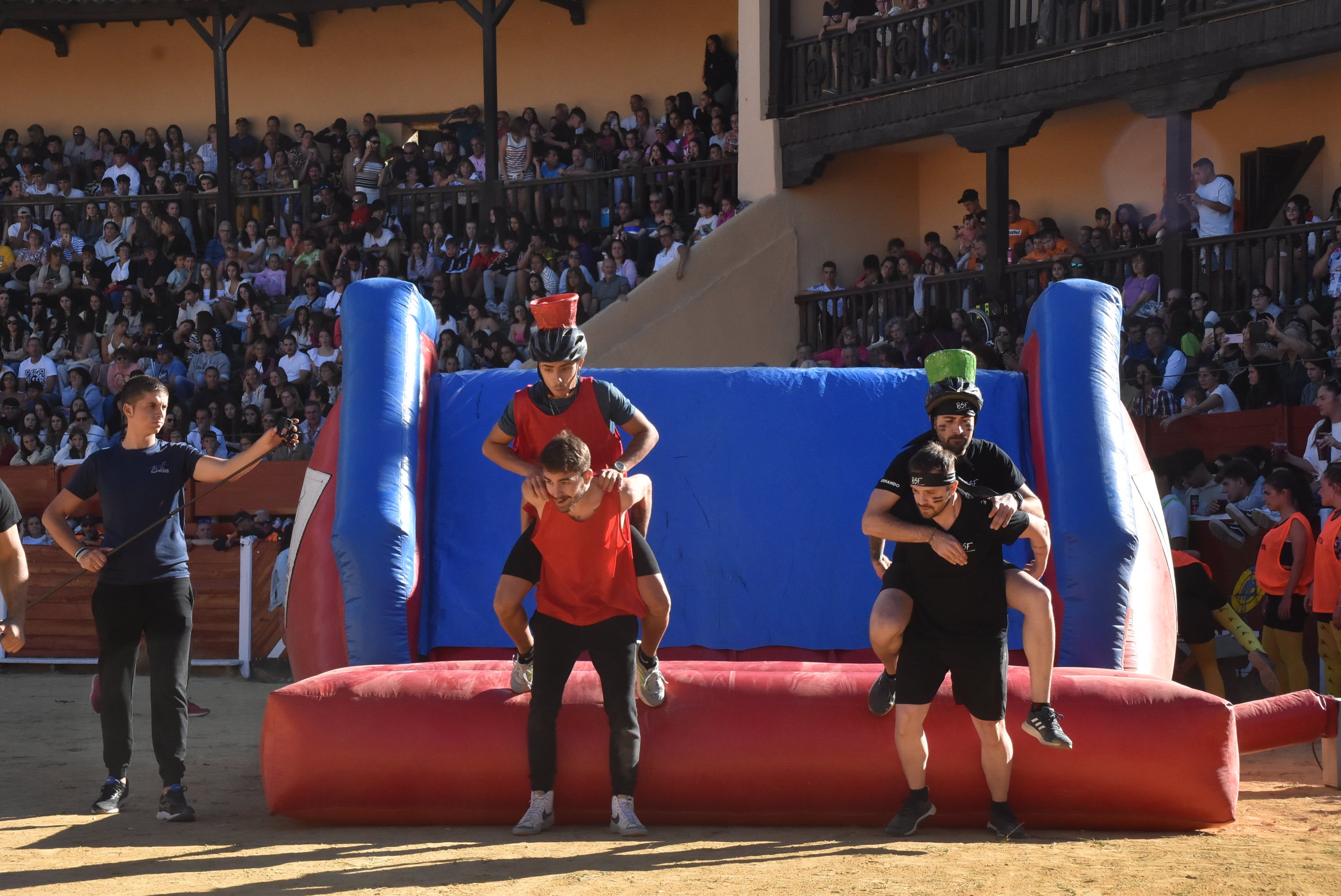 La plaza de toros se queda pequeña en la celebración del Humor Amarillo