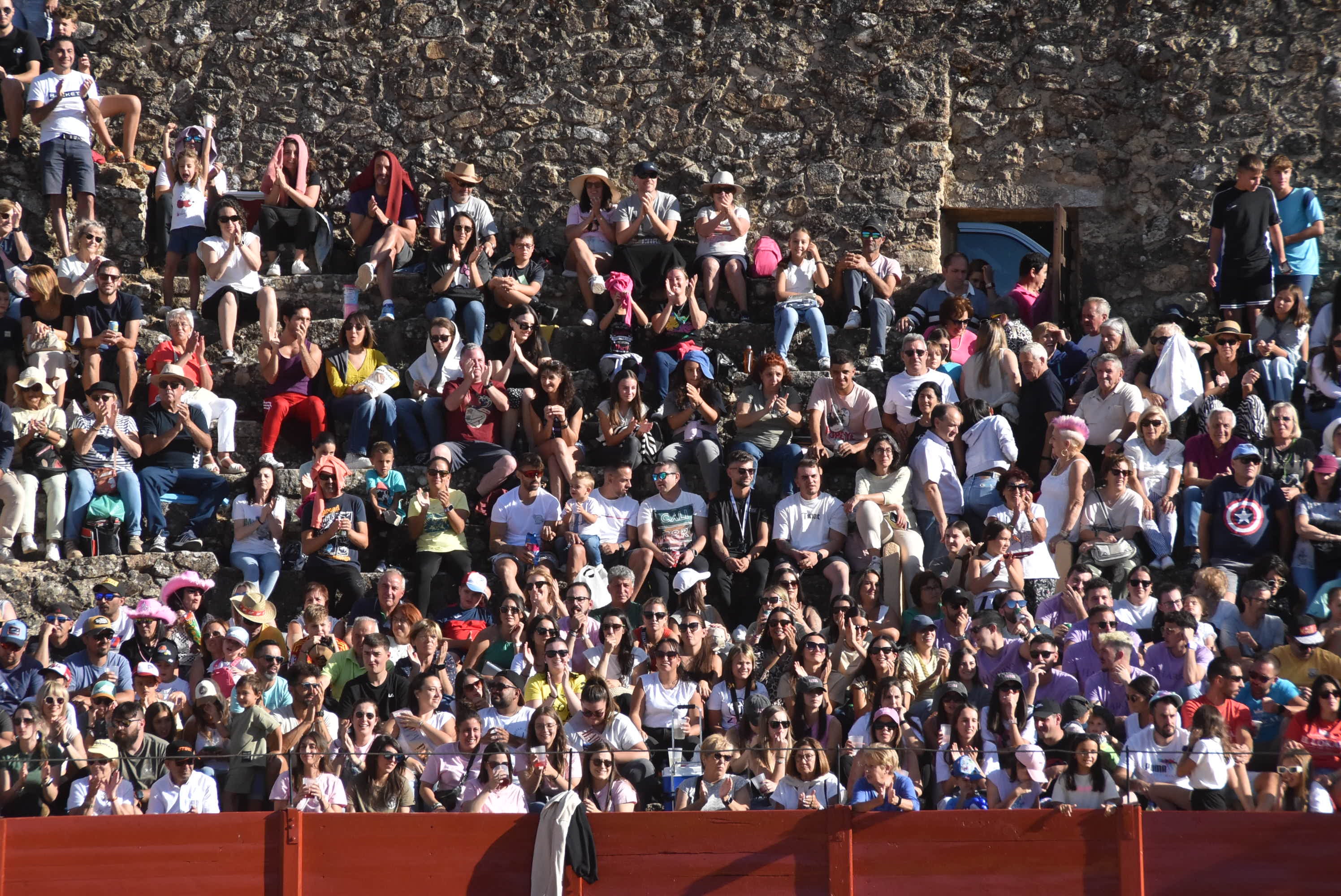 La plaza de toros se queda pequeña en la celebración del Humor Amarillo