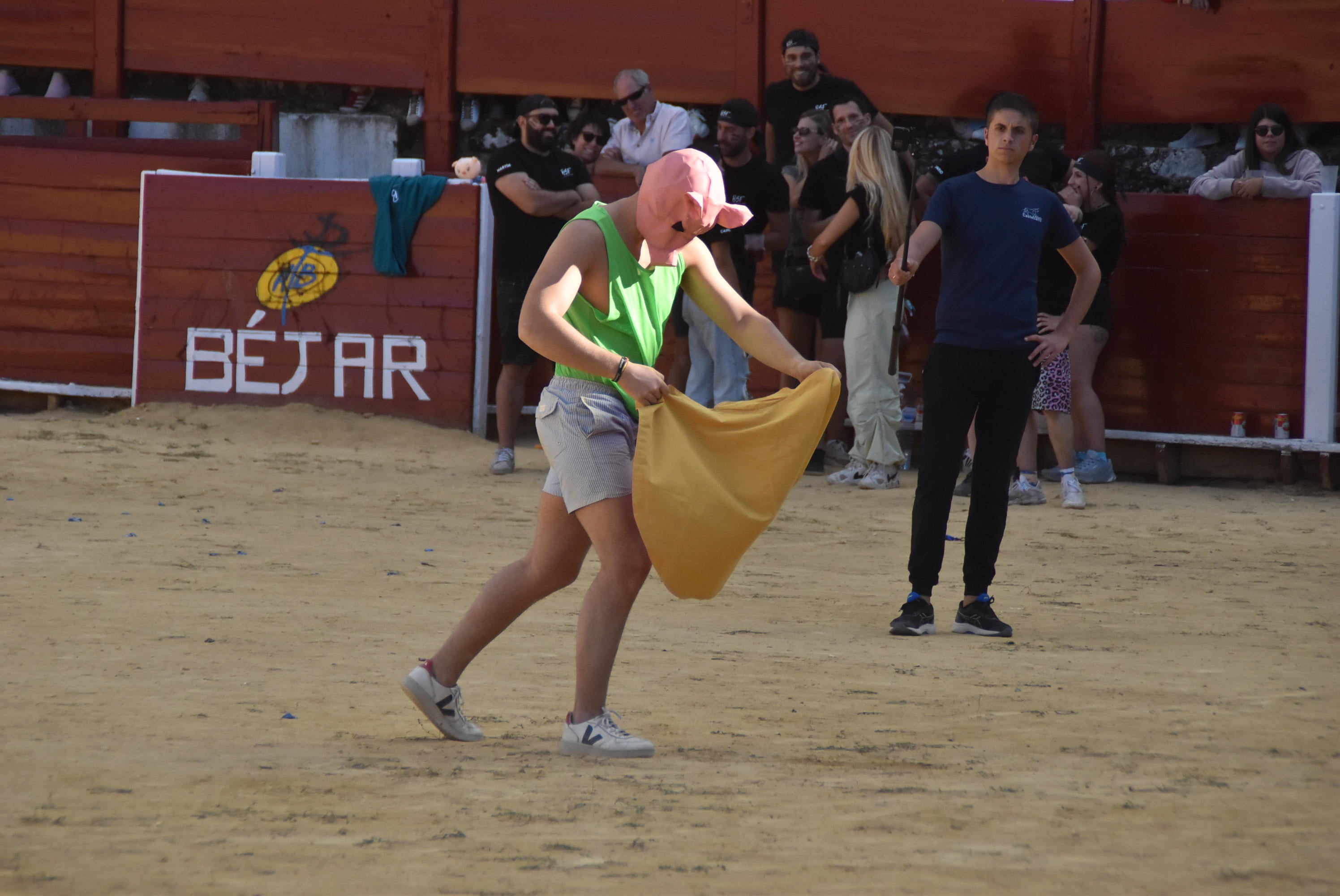 La plaza de toros se queda pequeña en la celebración del Humor Amarillo