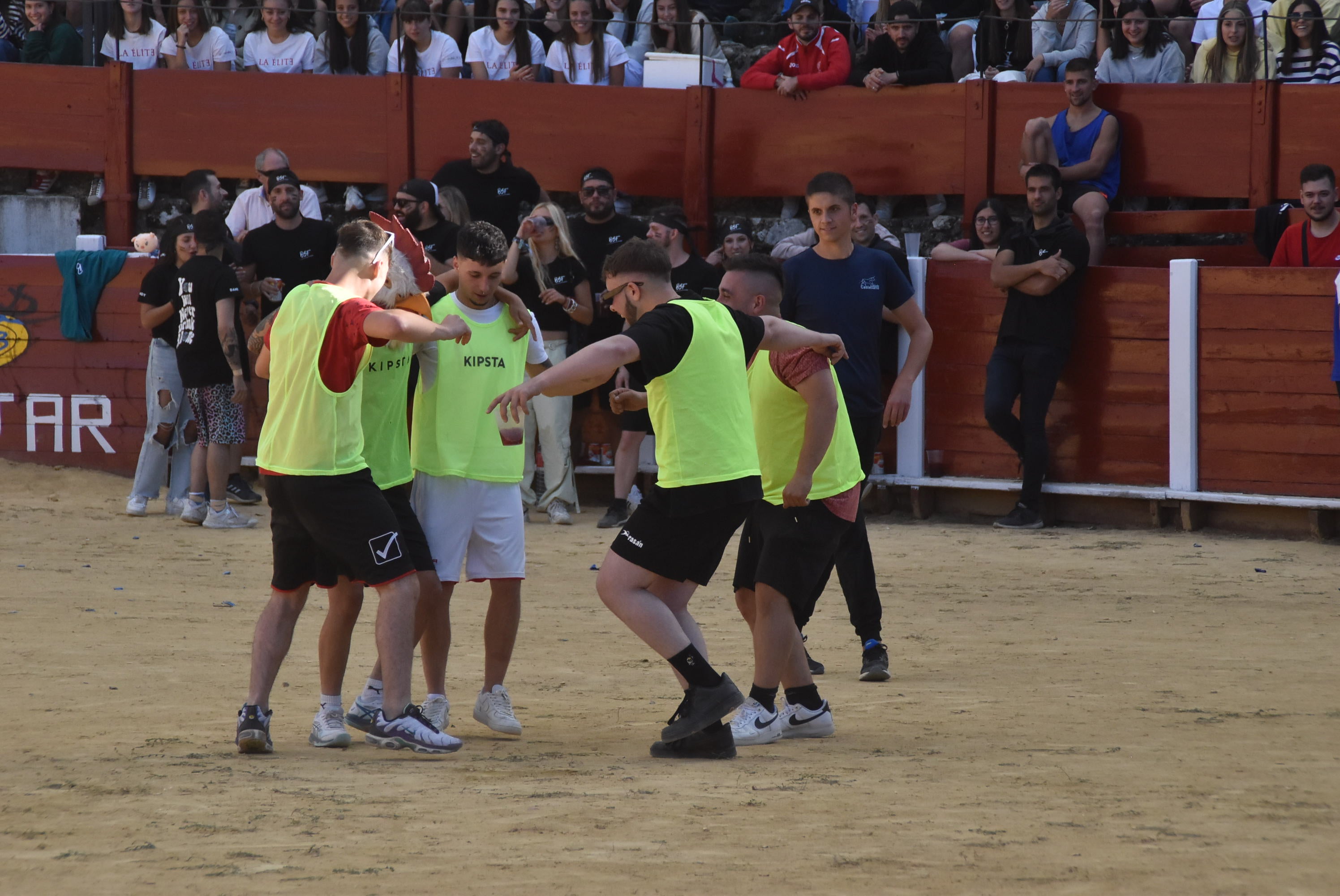 La plaza de toros se queda pequeña en la celebración del Humor Amarillo