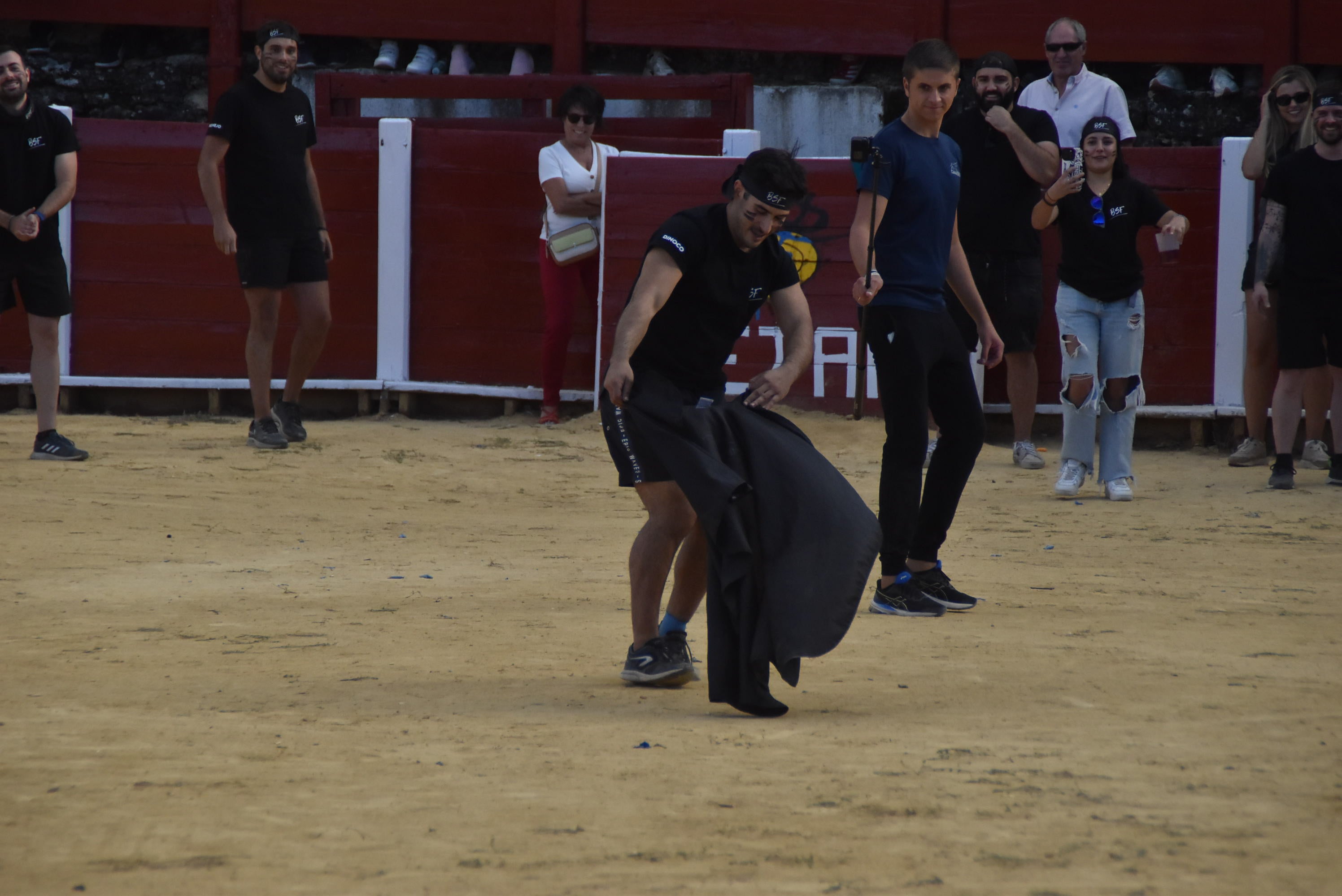 La plaza de toros se queda pequeña en la celebración del Humor Amarillo