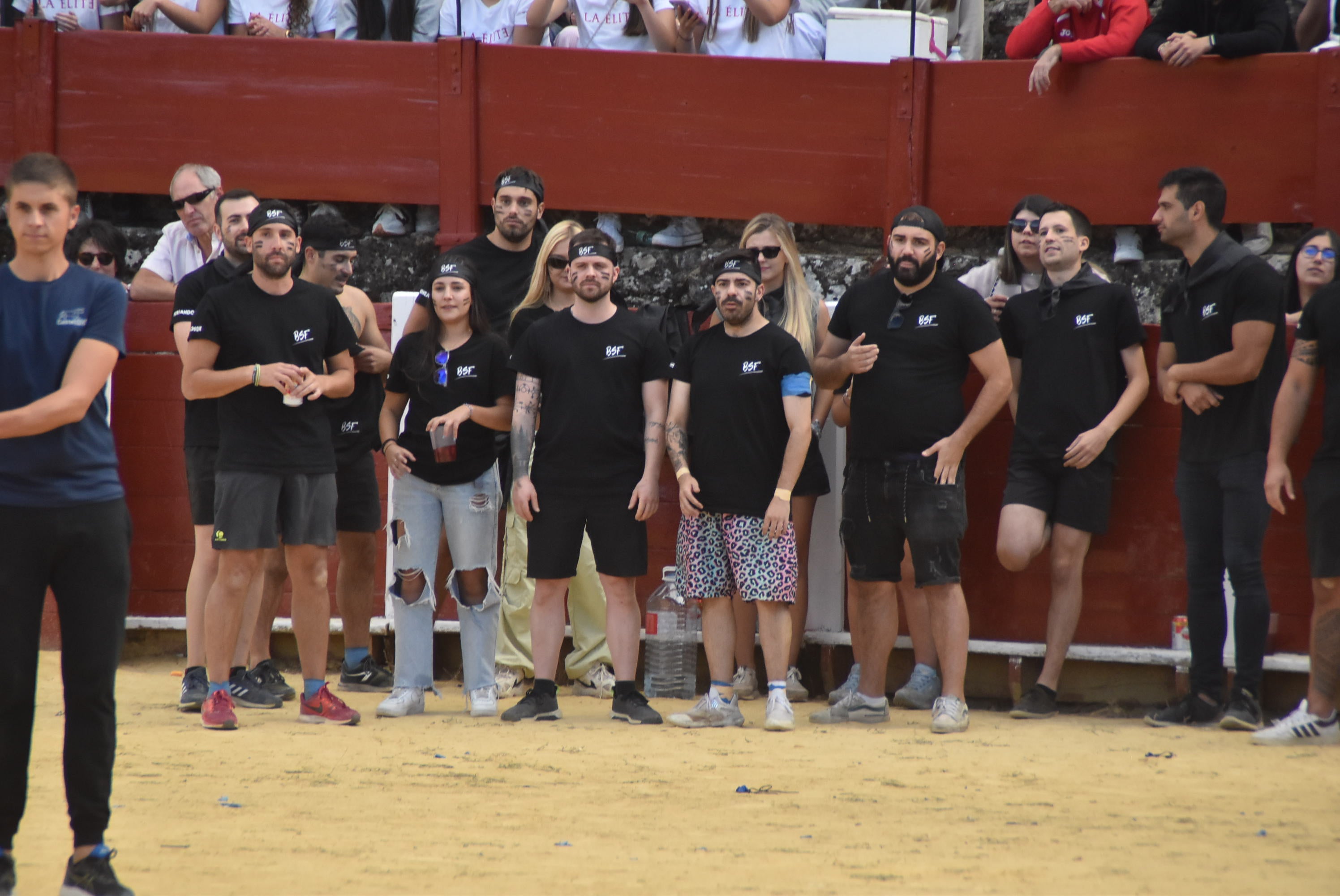 La plaza de toros se queda pequeña en la celebración del Humor Amarillo