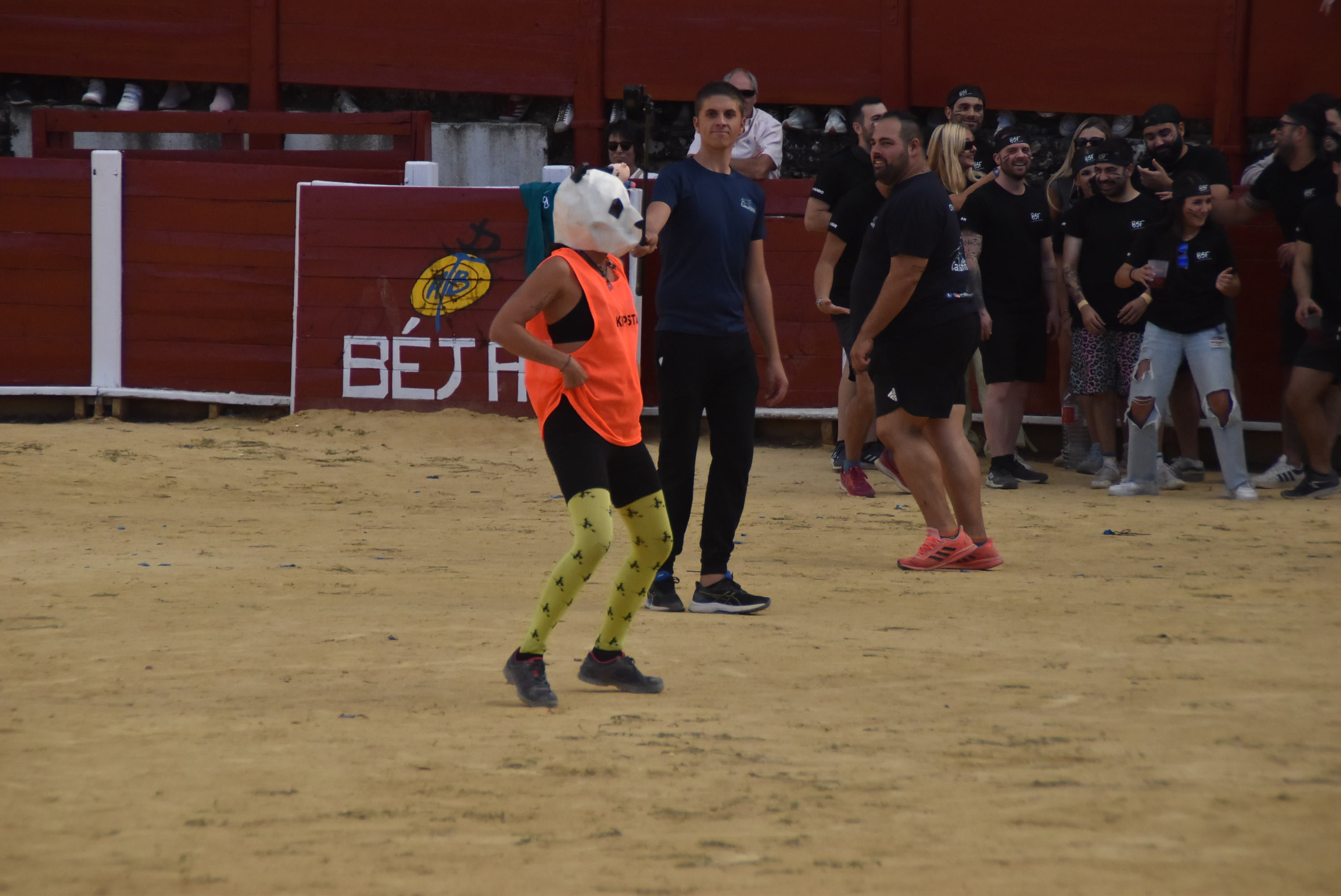 La plaza de toros se queda pequeña en la celebración del Humor Amarillo