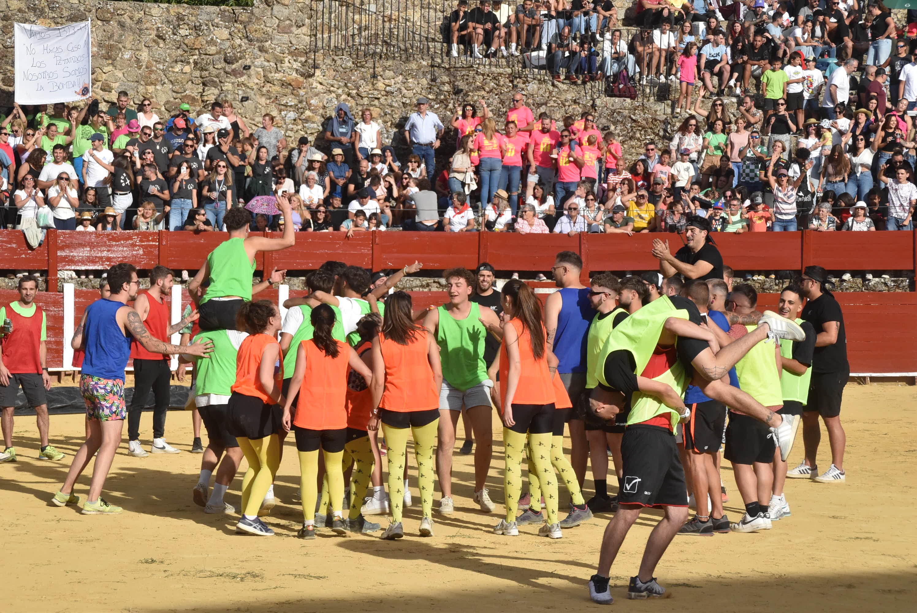 La plaza de toros se queda pequeña en la celebración del Humor Amarillo