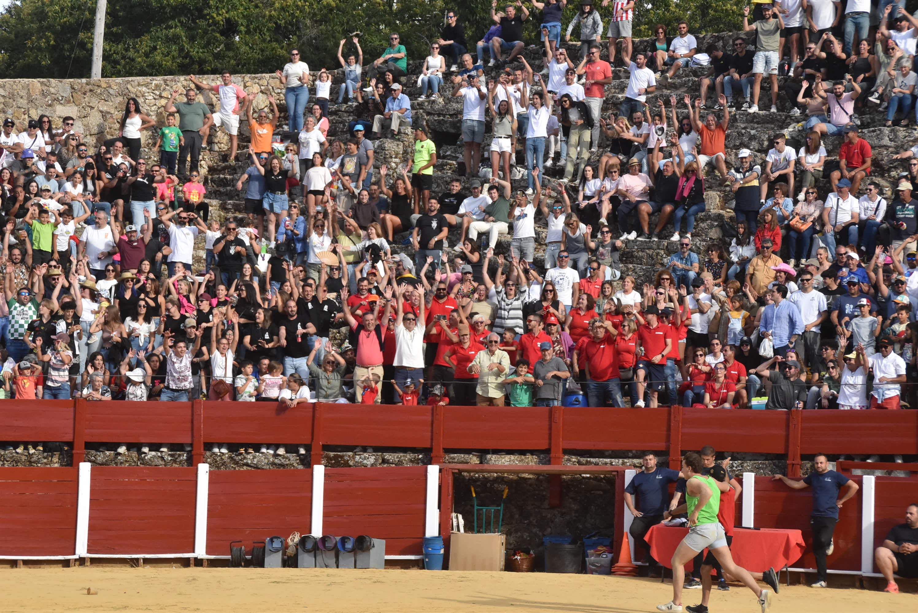 La plaza de toros se queda pequeña en la celebración del Humor Amarillo