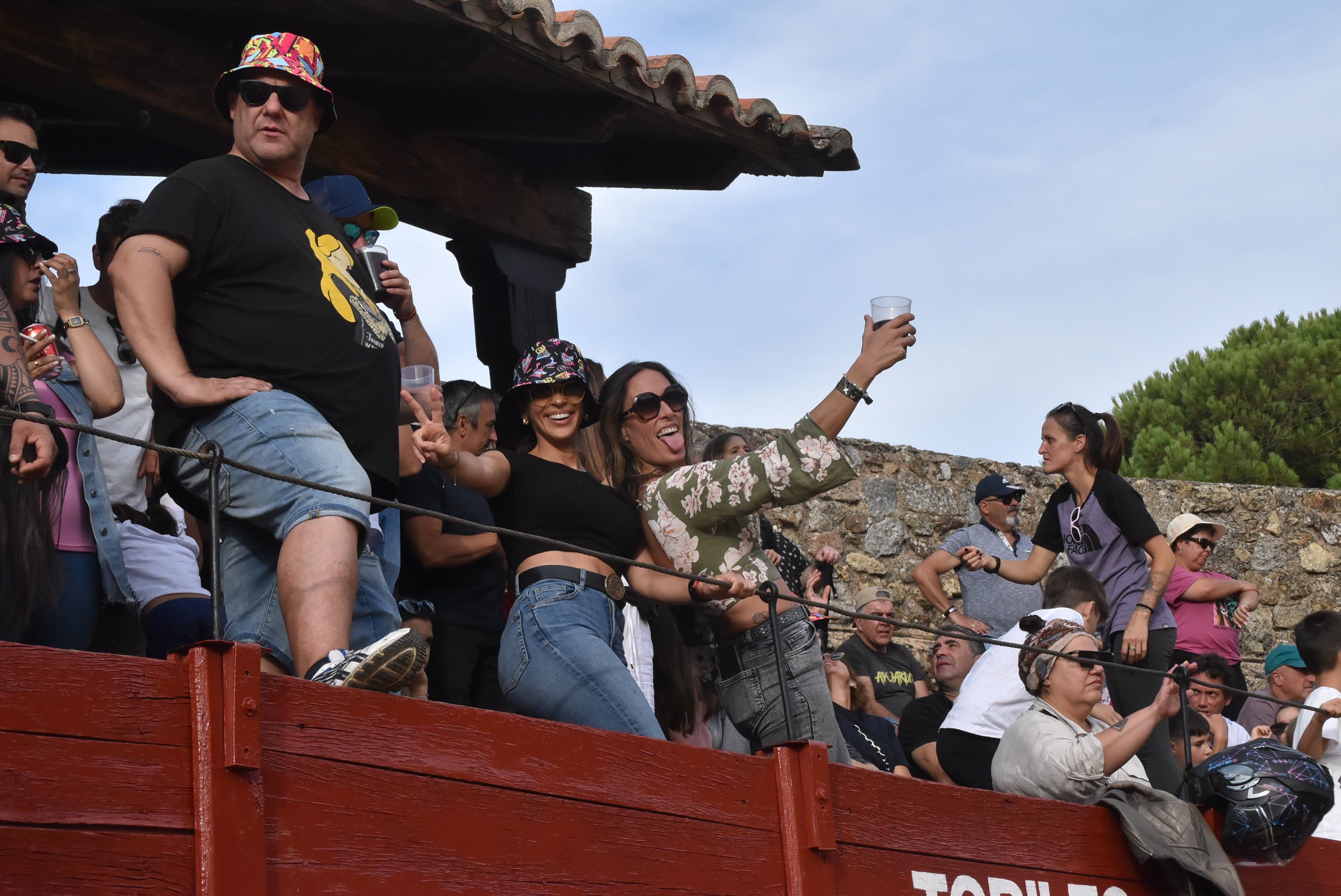 La plaza de toros se queda pequeña en la celebración del Humor Amarillo