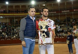 Santi Molina, toledano de Alameda de la Sagra, triunfador del concurso de recorte libre celebrado en La Glorieta.