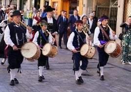 Músicos y charros recorren las calles de la ciudad