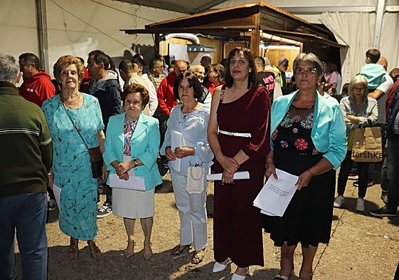 Las pregoneras y la alcaldesa antes de iniciar el acto oficial de inauguración de las fiestas de El Tornadizo