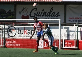 El ariete del equipo chacinero, Pana, forcejea con un defensor del cuadro asturiano.