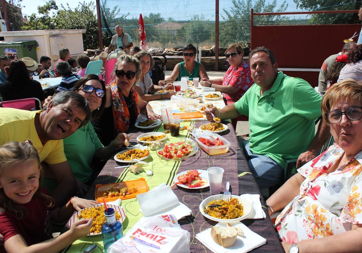 Paella para 300 personas en Villares de Yeltes, una pausa para reponer fuerzas