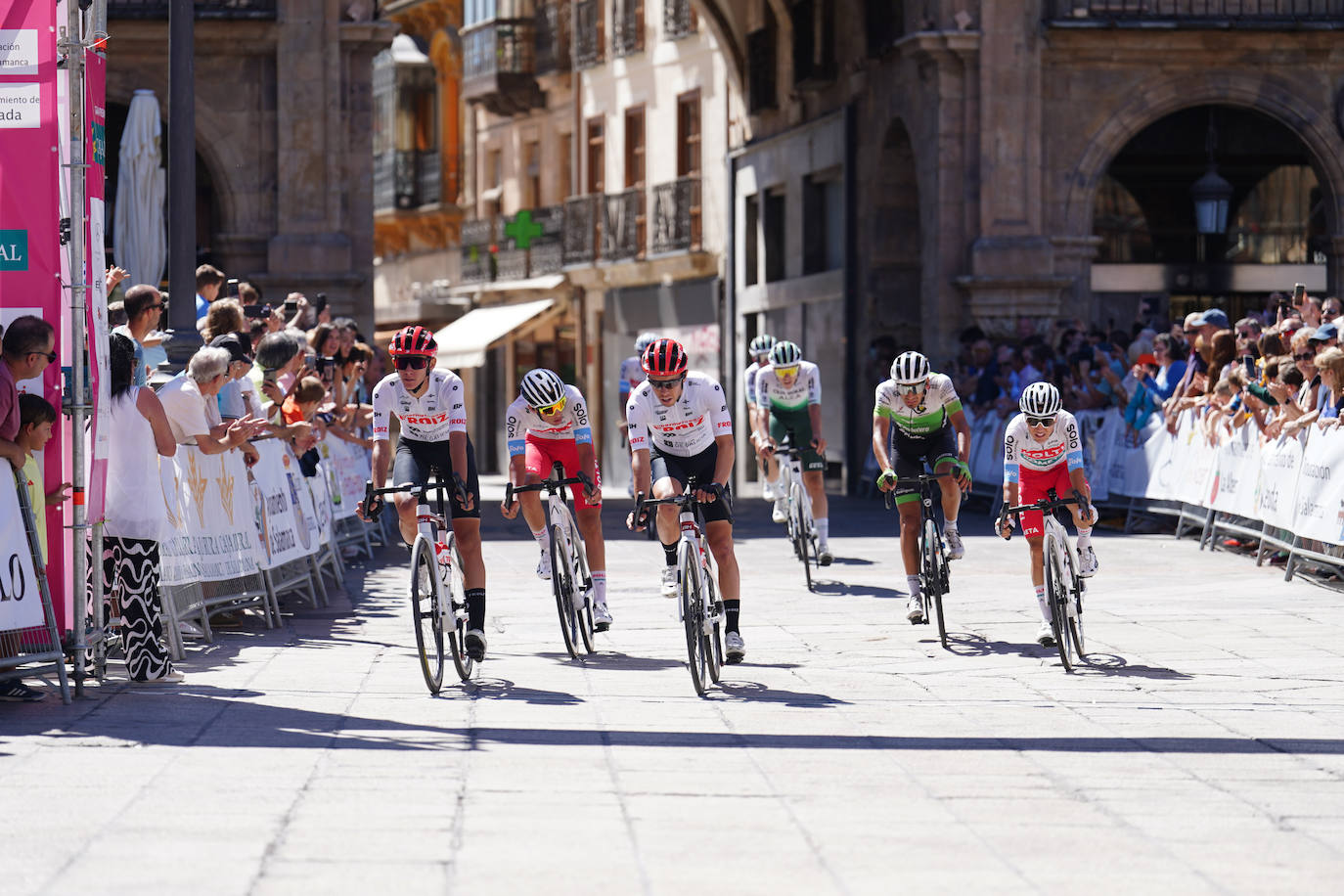 La 52ª Vuelta Ciclista a Salamanca causa sensación a su llegada a la Plaza Mayor