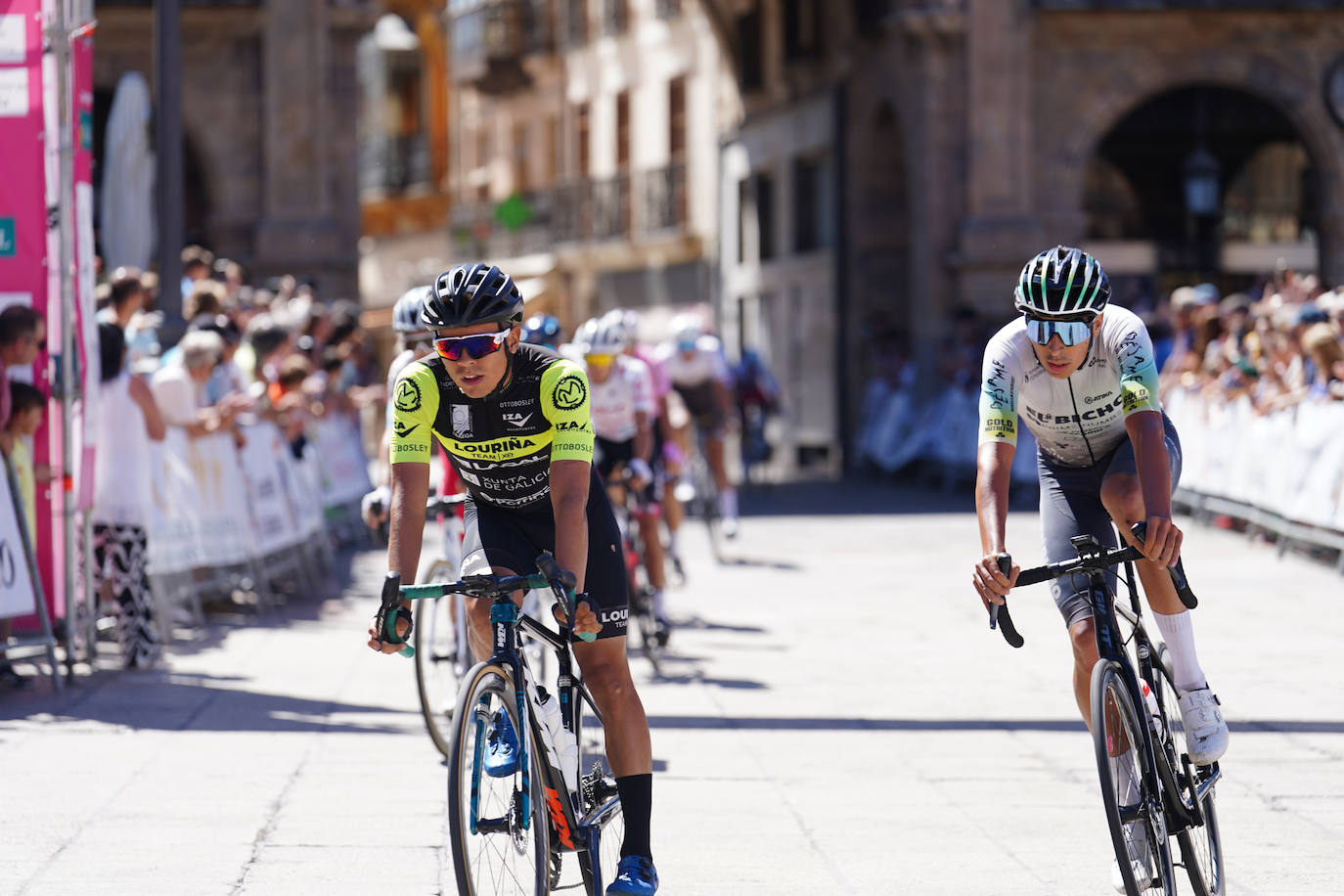 La 52ª Vuelta Ciclista a Salamanca causa sensación a su llegada a la Plaza Mayor