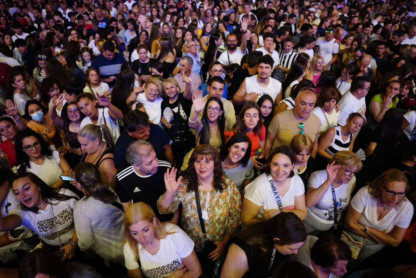 A Camela le salen fans hasta debajo de las piedras y llena la Plaza Mayor