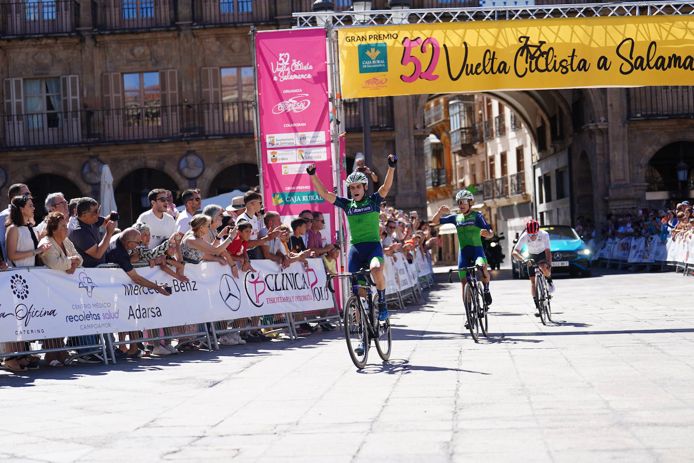 La 52ª Vuelta Ciclista a Salamanca causa sensación a su llegada a la Plaza Mayor