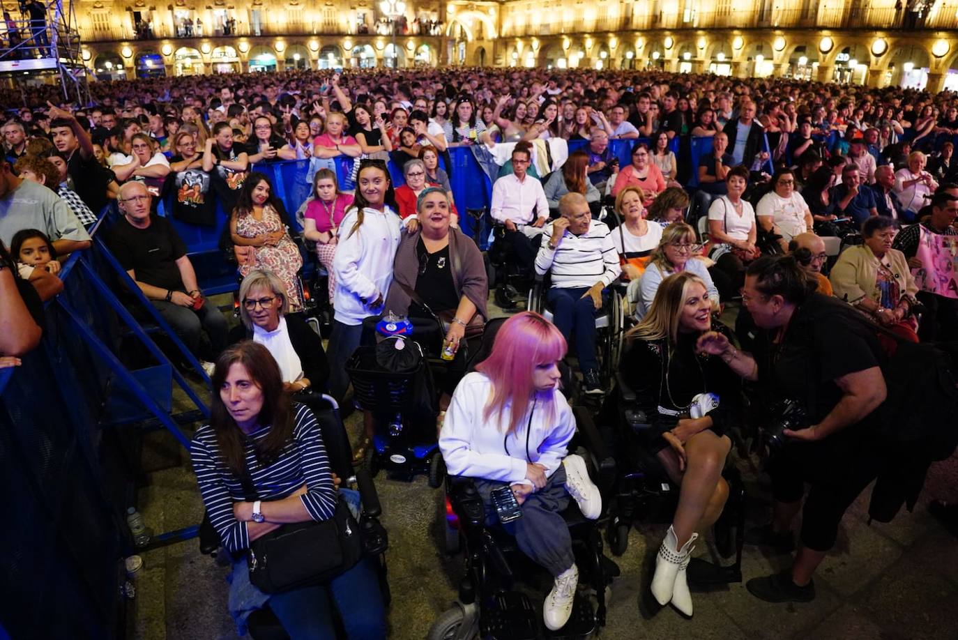 A Camela le salen fans hasta debajo de las piedras y llena la Plaza Mayor