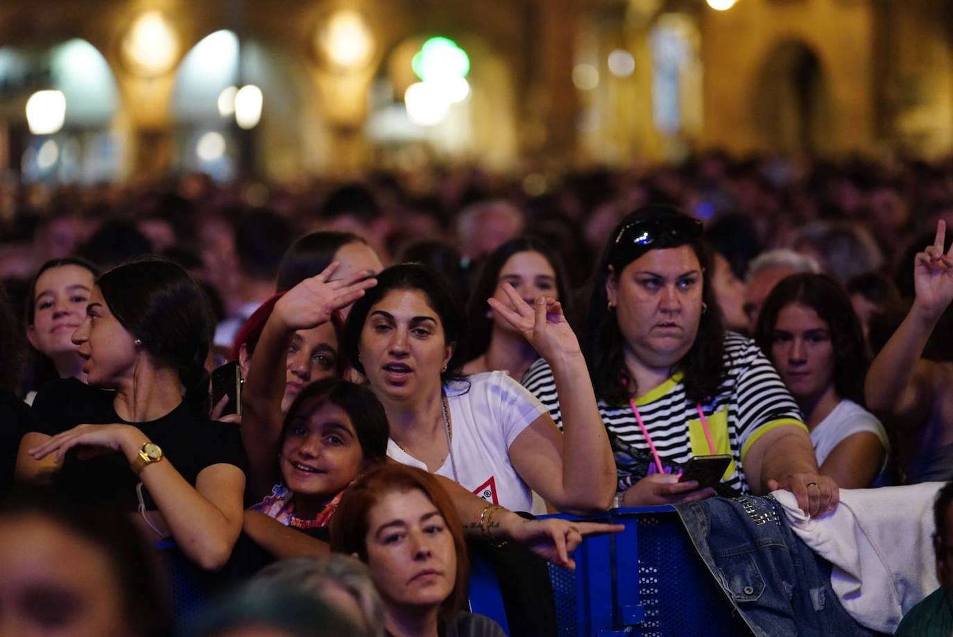 A Camela le salen fans hasta debajo de las piedras y llena la Plaza Mayor