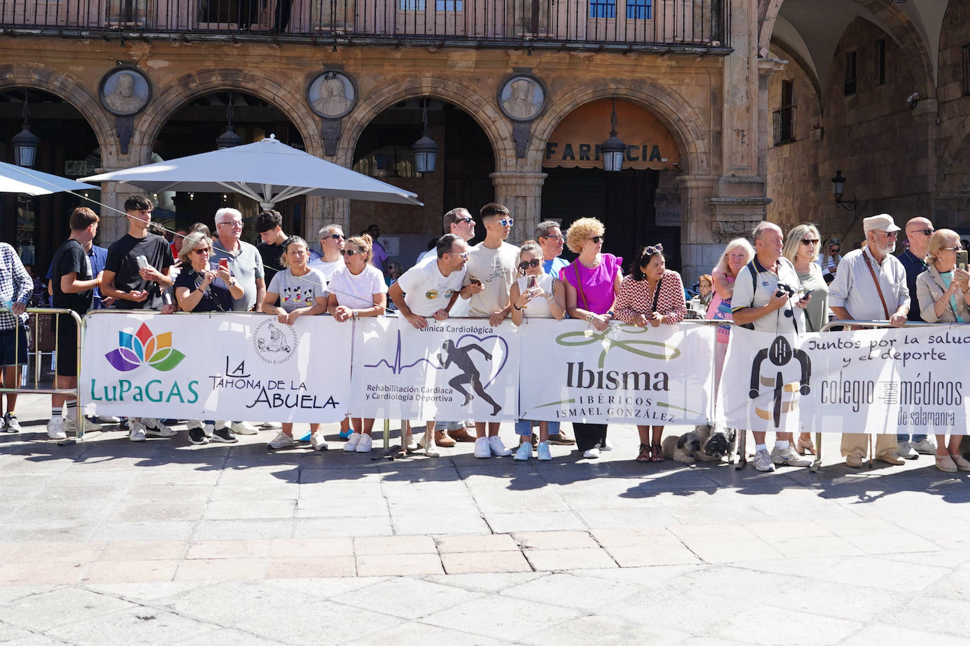 La 52ª Vuelta Ciclista a Salamanca causa sensación a su llegada a la Plaza Mayor