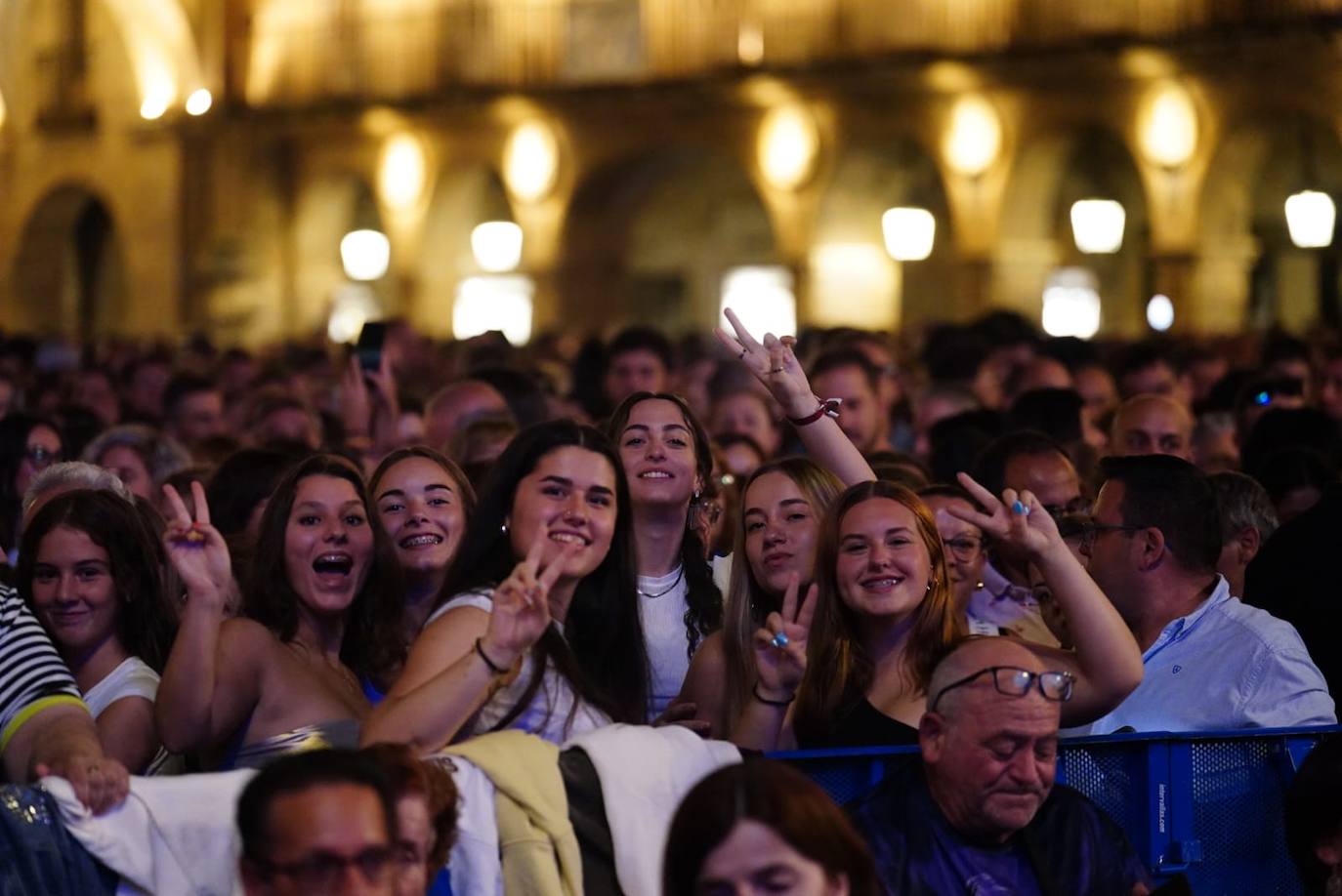 A Camela le salen fans hasta debajo de las piedras y llena la Plaza Mayor