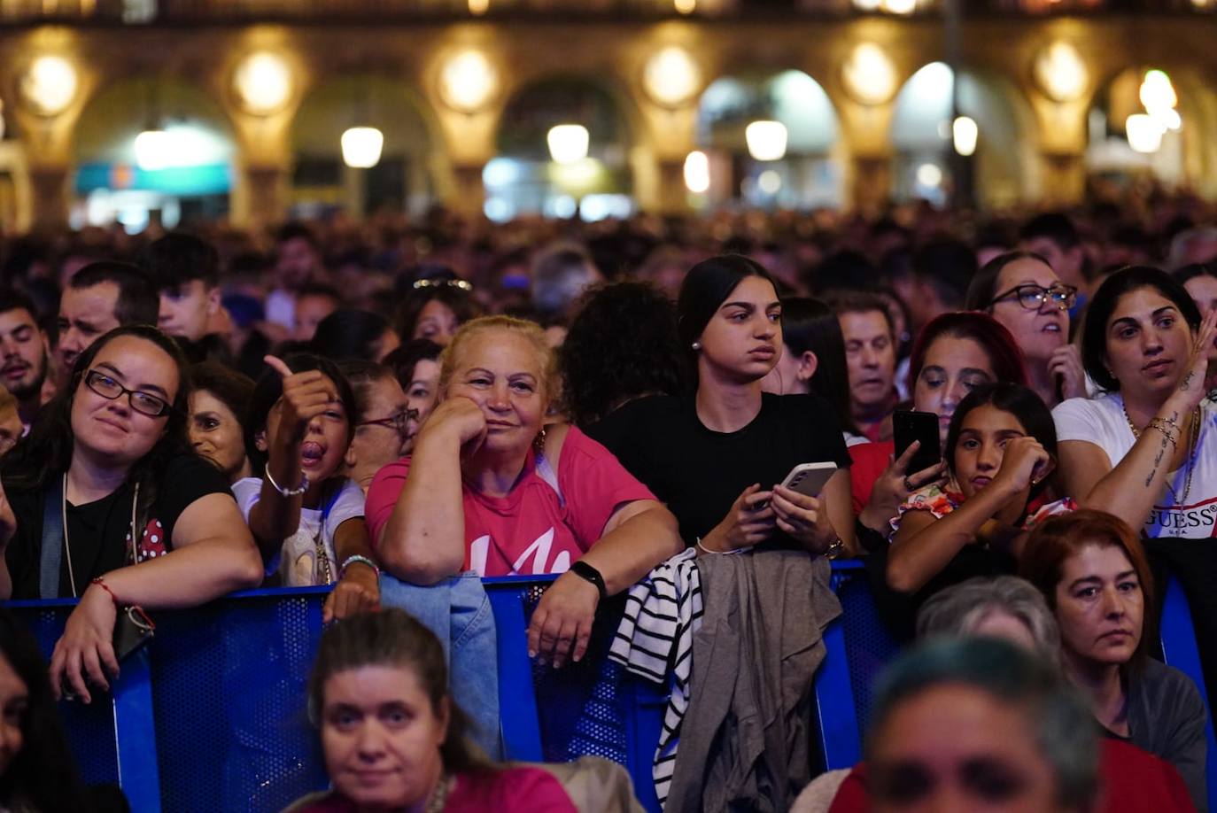 A Camela le salen fans hasta debajo de las piedras y llena la Plaza Mayor