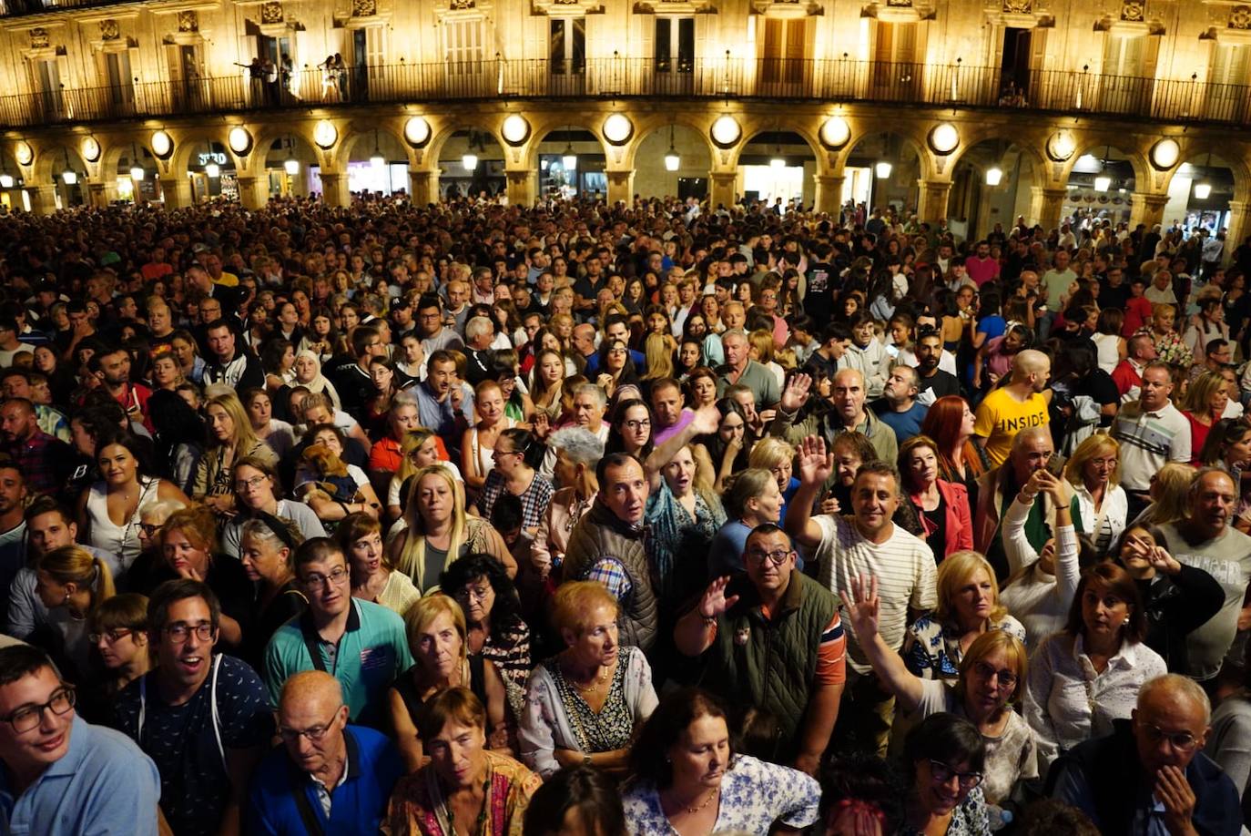 A Camela le salen fans hasta debajo de las piedras y llena la Plaza Mayor