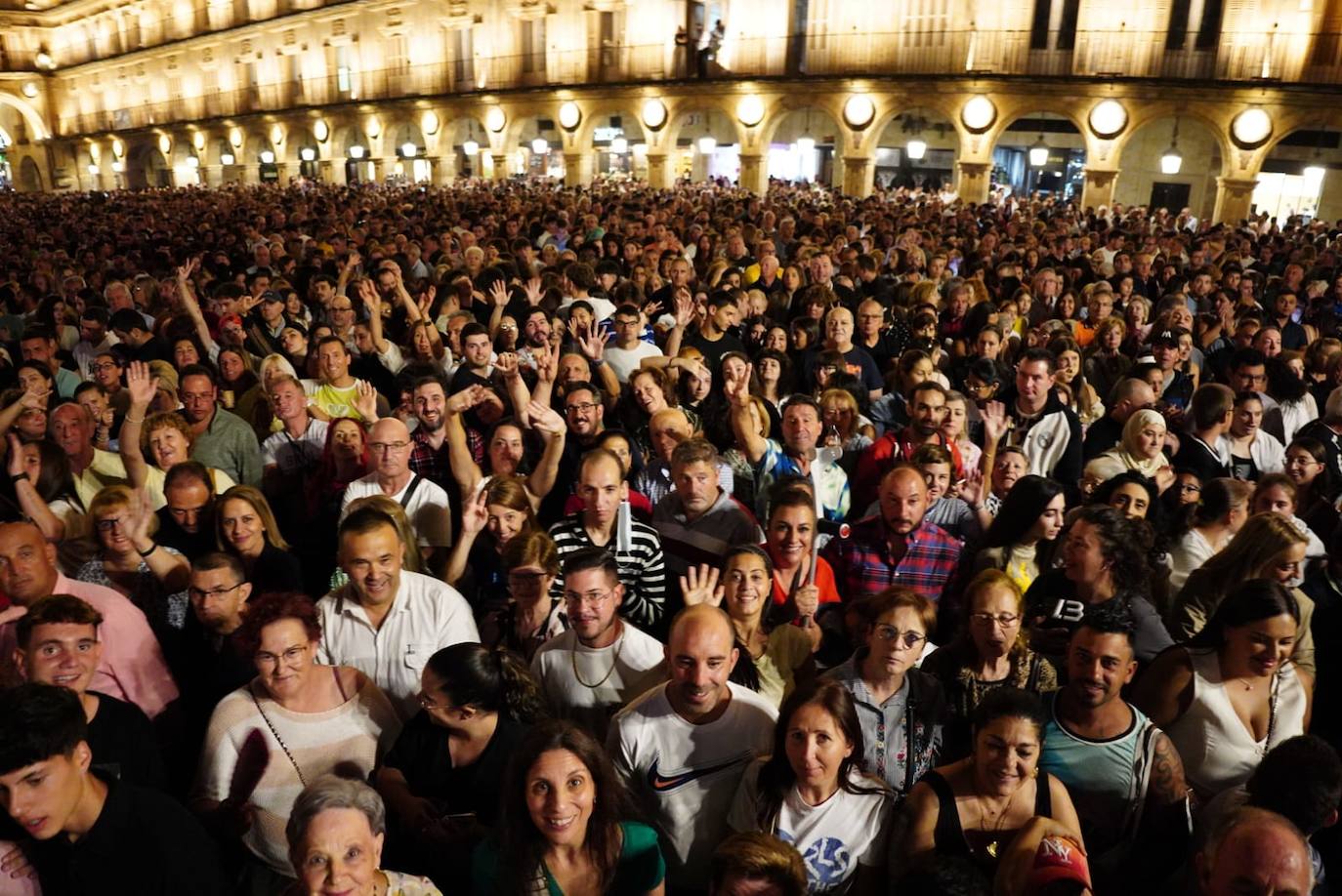 A Camela le salen fans hasta debajo de las piedras y llena la Plaza Mayor