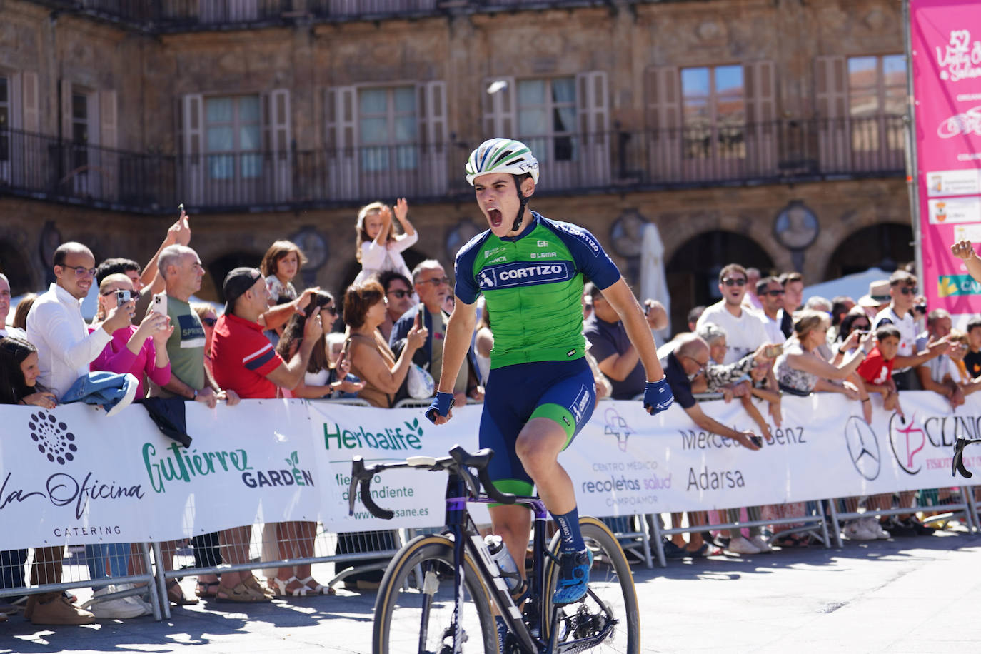 La 52ª Vuelta Ciclista a Salamanca causa sensación a su llegada a la Plaza Mayor