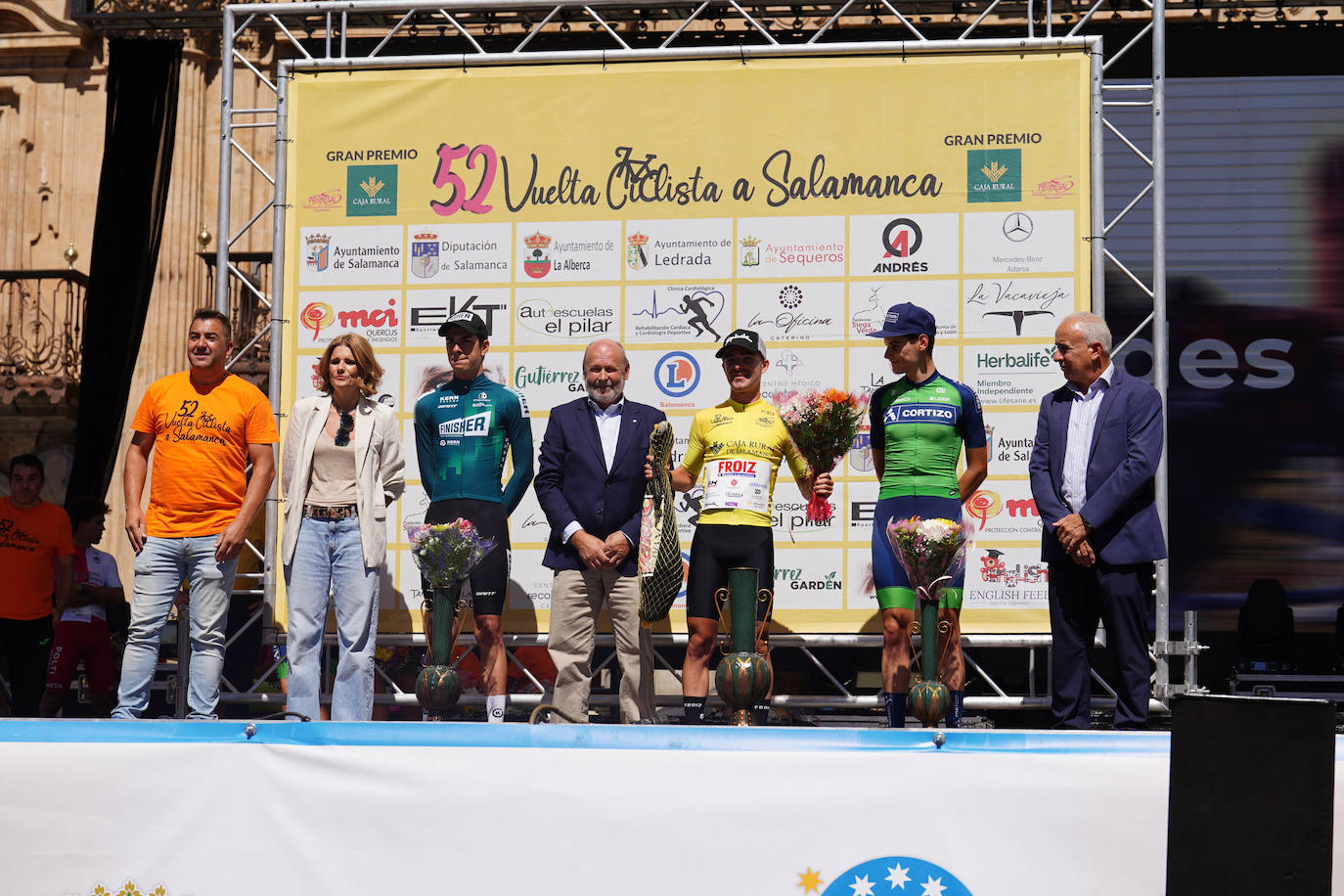 La 52ª Vuelta Ciclista a Salamanca causa sensación a su llegada a la Plaza Mayor