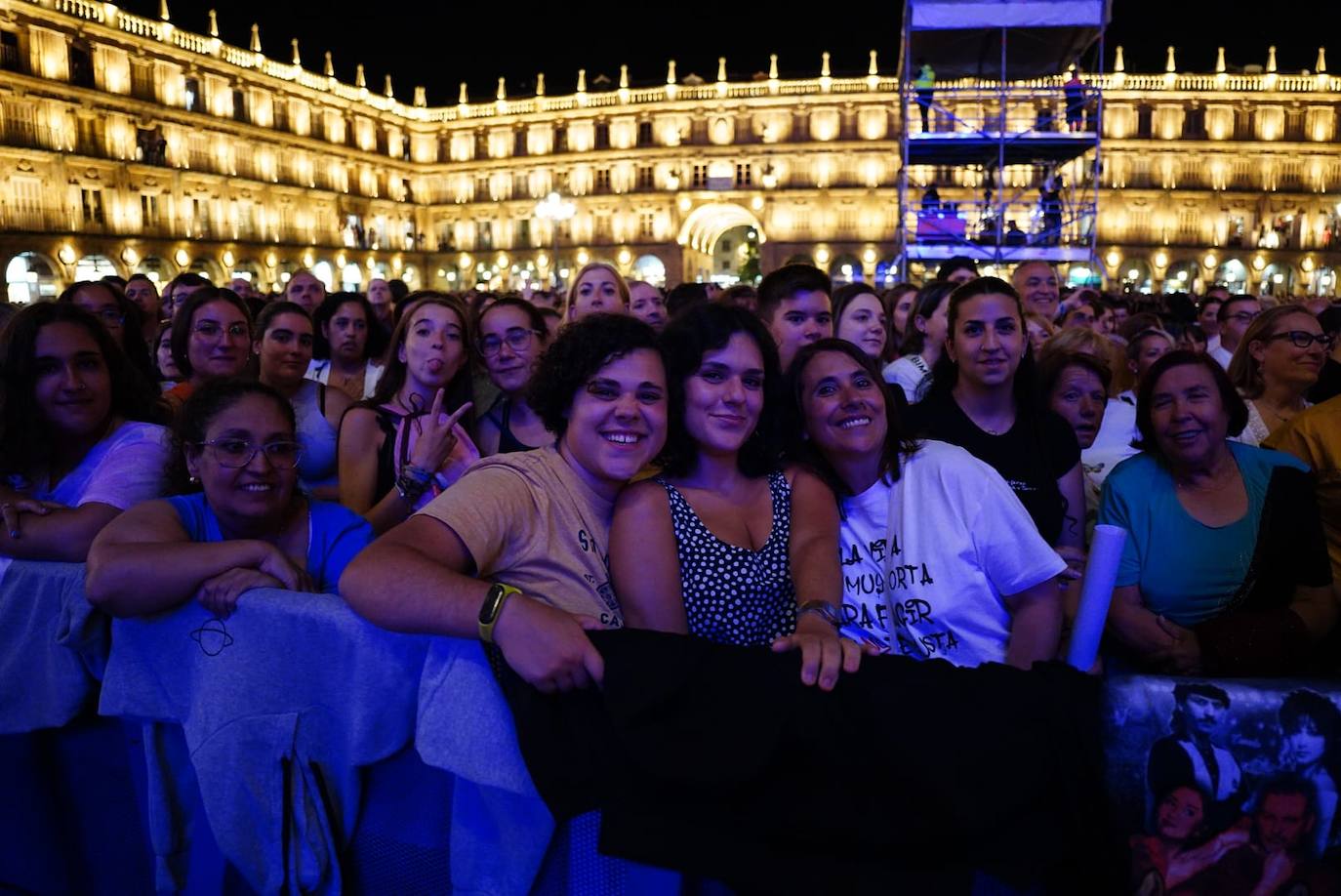 A Camela le salen fans hasta debajo de las piedras y llena la Plaza Mayor