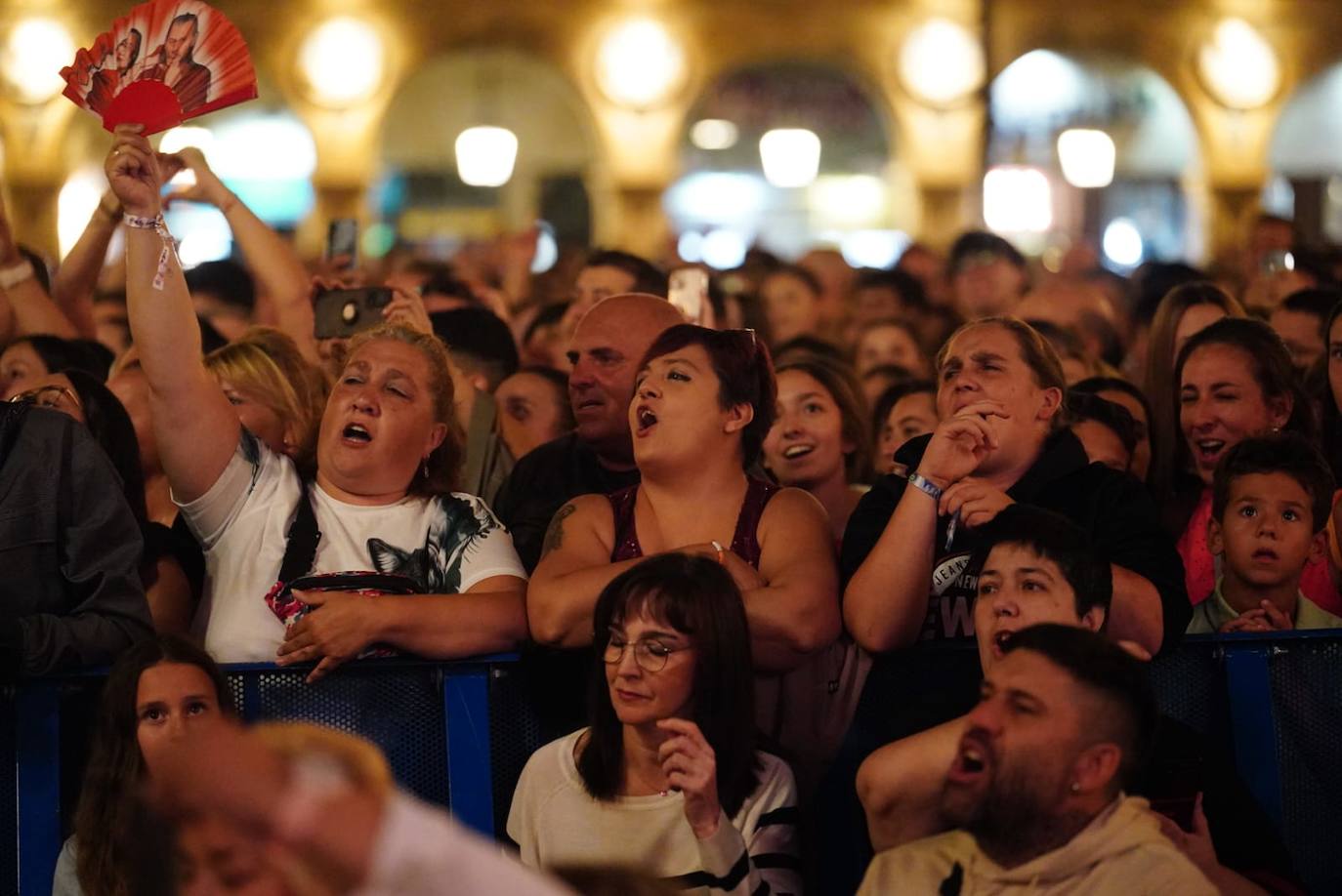 A Camela le salen fans hasta debajo de las piedras y llena la Plaza Mayor