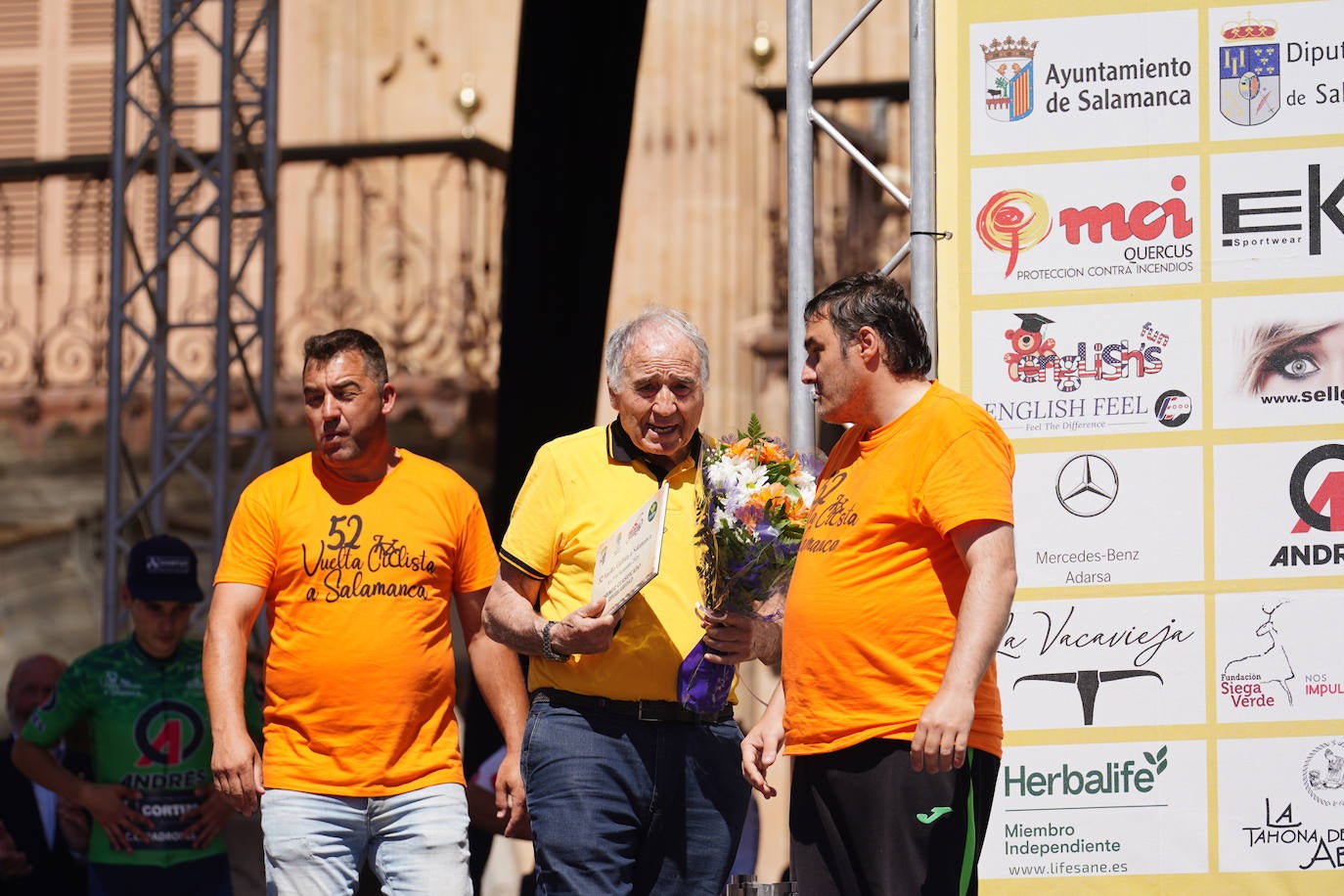 La 52ª Vuelta Ciclista a Salamanca causa sensación a su llegada a la Plaza Mayor