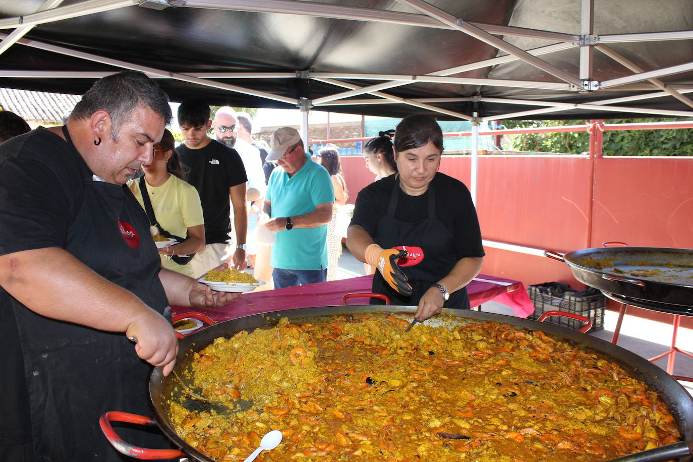 Paella para 300 personas en Villares de Yeltes, una pausa para reponer fuerzas