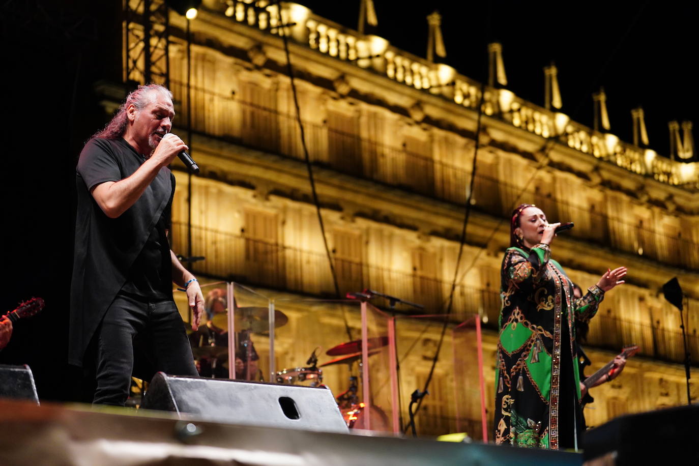A Camela le salen fans hasta debajo de las piedras y llena la Plaza Mayor