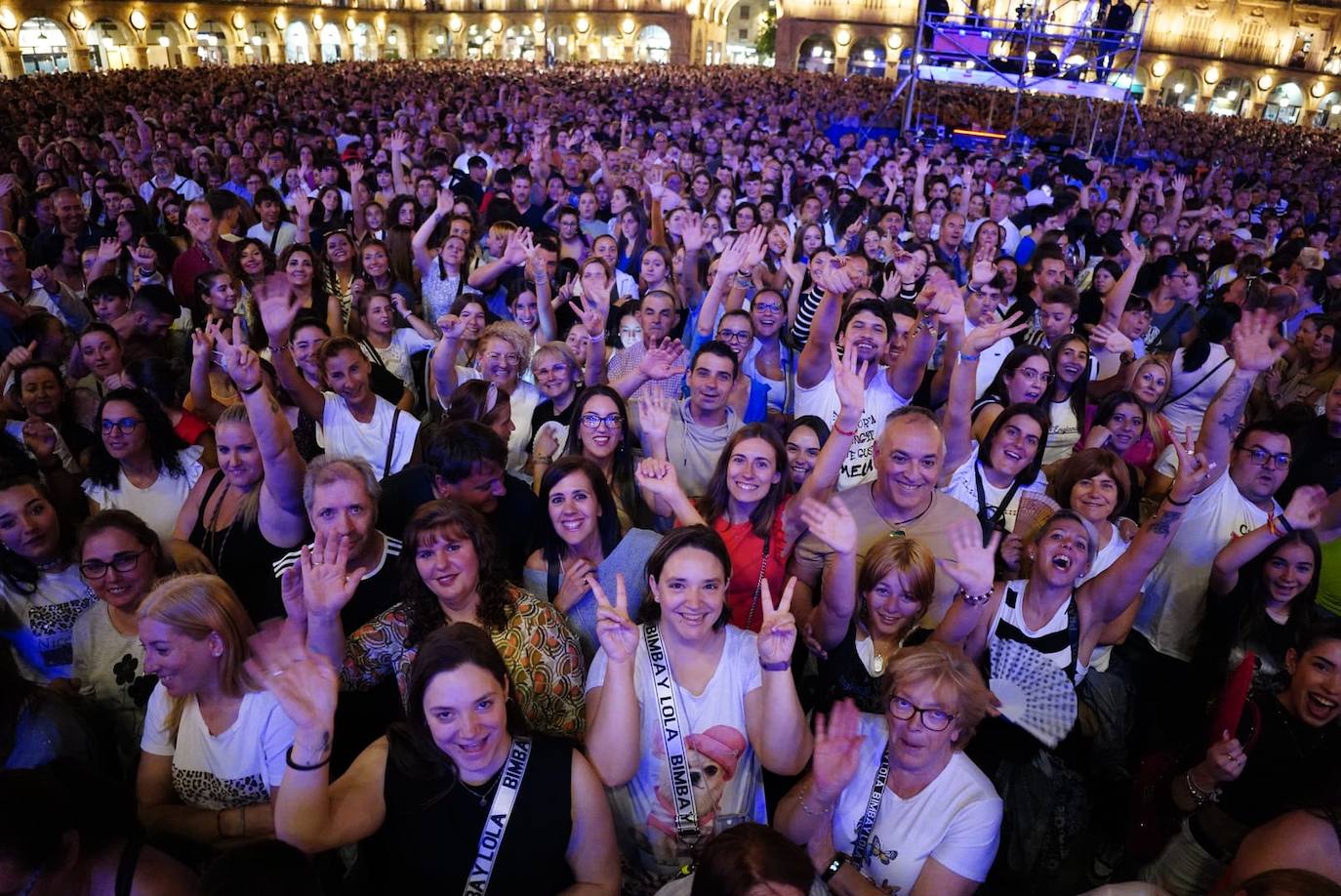 A Camela le salen fans hasta debajo de las piedras y llena la Plaza Mayor