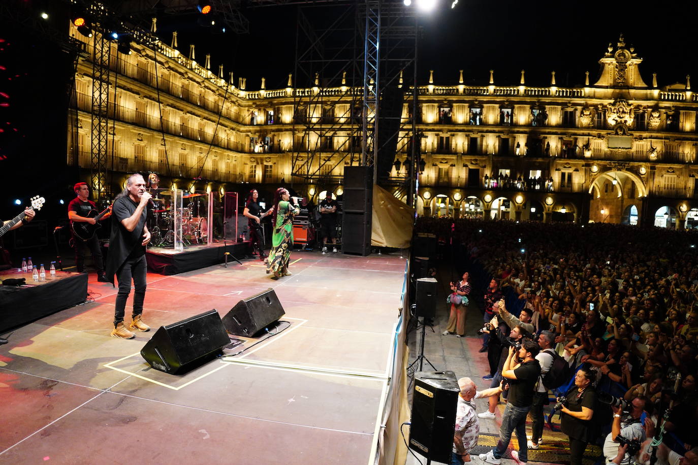 A Camela le salen fans hasta debajo de las piedras y llena la Plaza Mayor