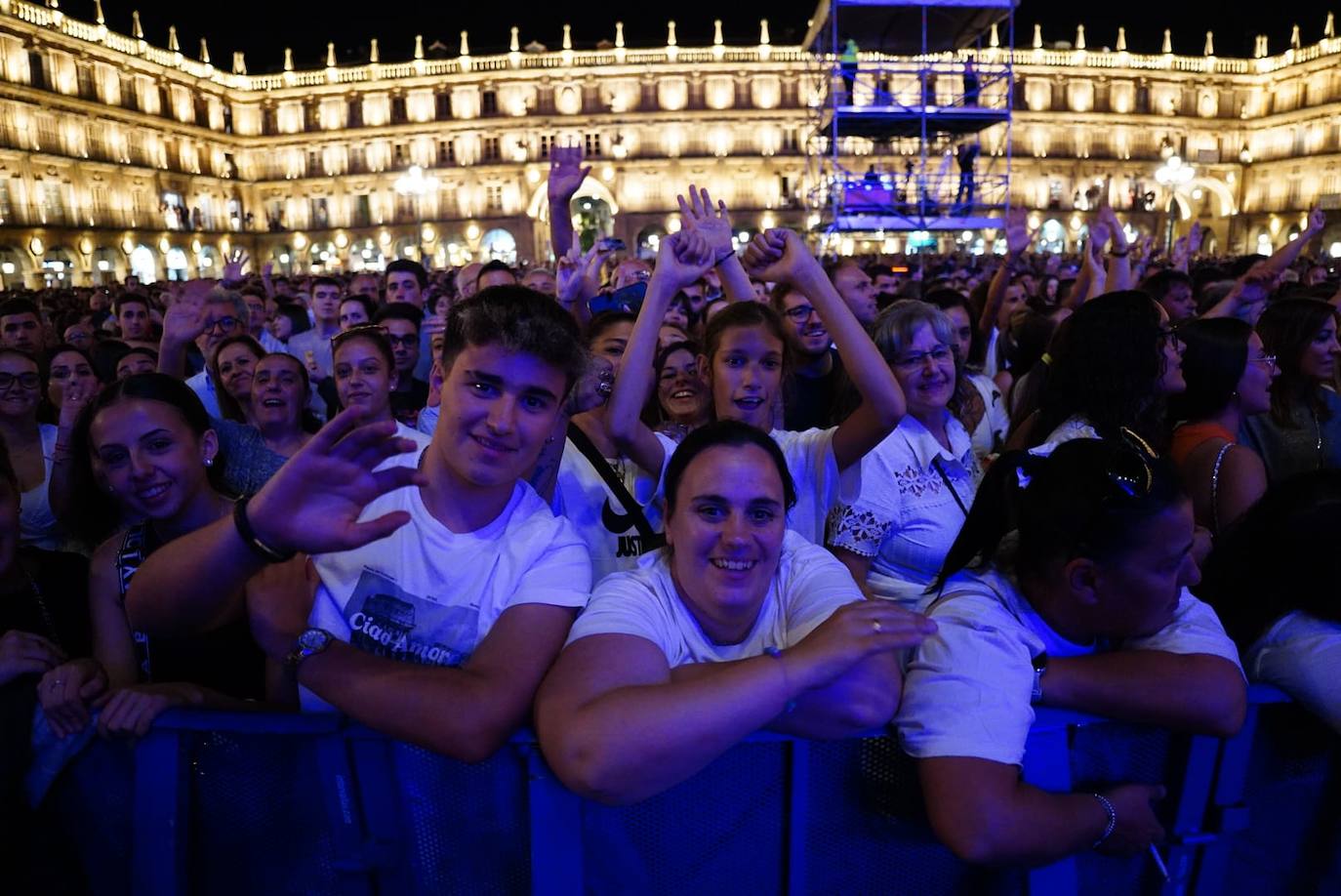 A Camela le salen fans hasta debajo de las piedras y llena la Plaza Mayor