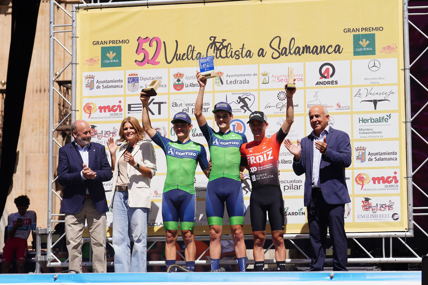 La 52ª Vuelta Ciclista a Salamanca causa sensación a su llegada a la Plaza Mayor