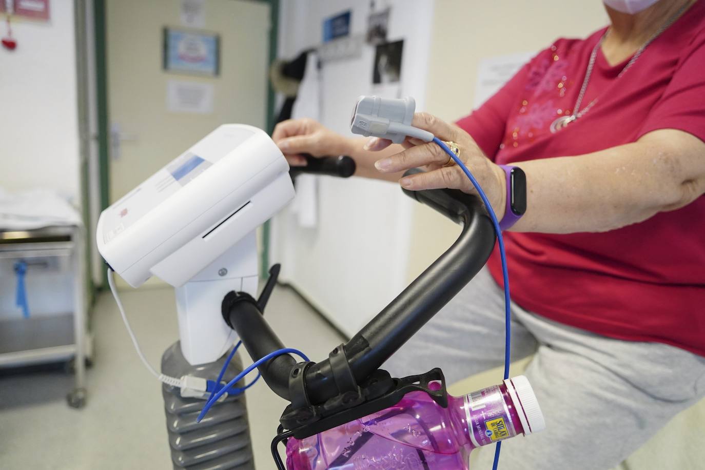 Una paciente del Hospital de Salamanca participa en el programa de Rehabilitación cardiaca.