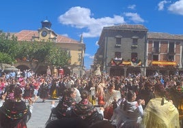 Bailes en la Plaza de Esapaña a la Virgen de la Vega tras la procesión del domingo