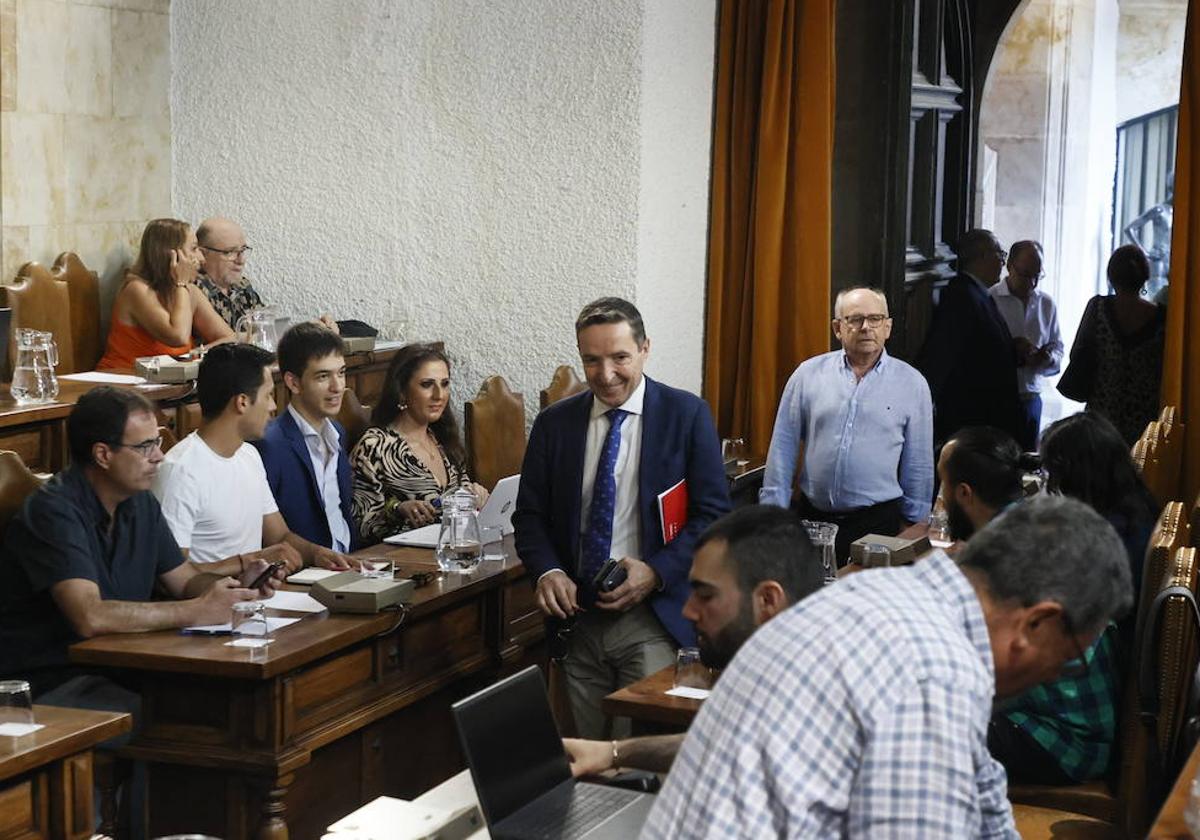 Juan Manuel Corchado en uno de los primeros consejos de gobierno como rector.