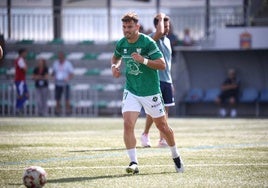 Kike López entrenando con el CD Guijuelo sobre el césped artificial del Municipal.