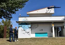 David Mingo y Juan Carlos Bueno observan la libélula instalada en el Centro de Interpretación de la Isla del Soto.