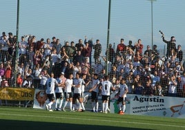 Jugadores y aficionados del Salamanca UDS celebran un gol en el Municipal Luis Ramos.