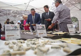 Alfonso Fernández Mañueco, presidente de la Junta (c), en la feria del queso de Zamora