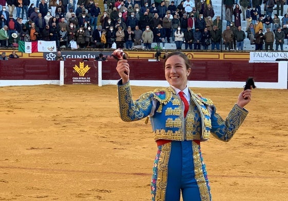 Raquel Martín en una vuelta al ruedo triunfal en Olivenza.